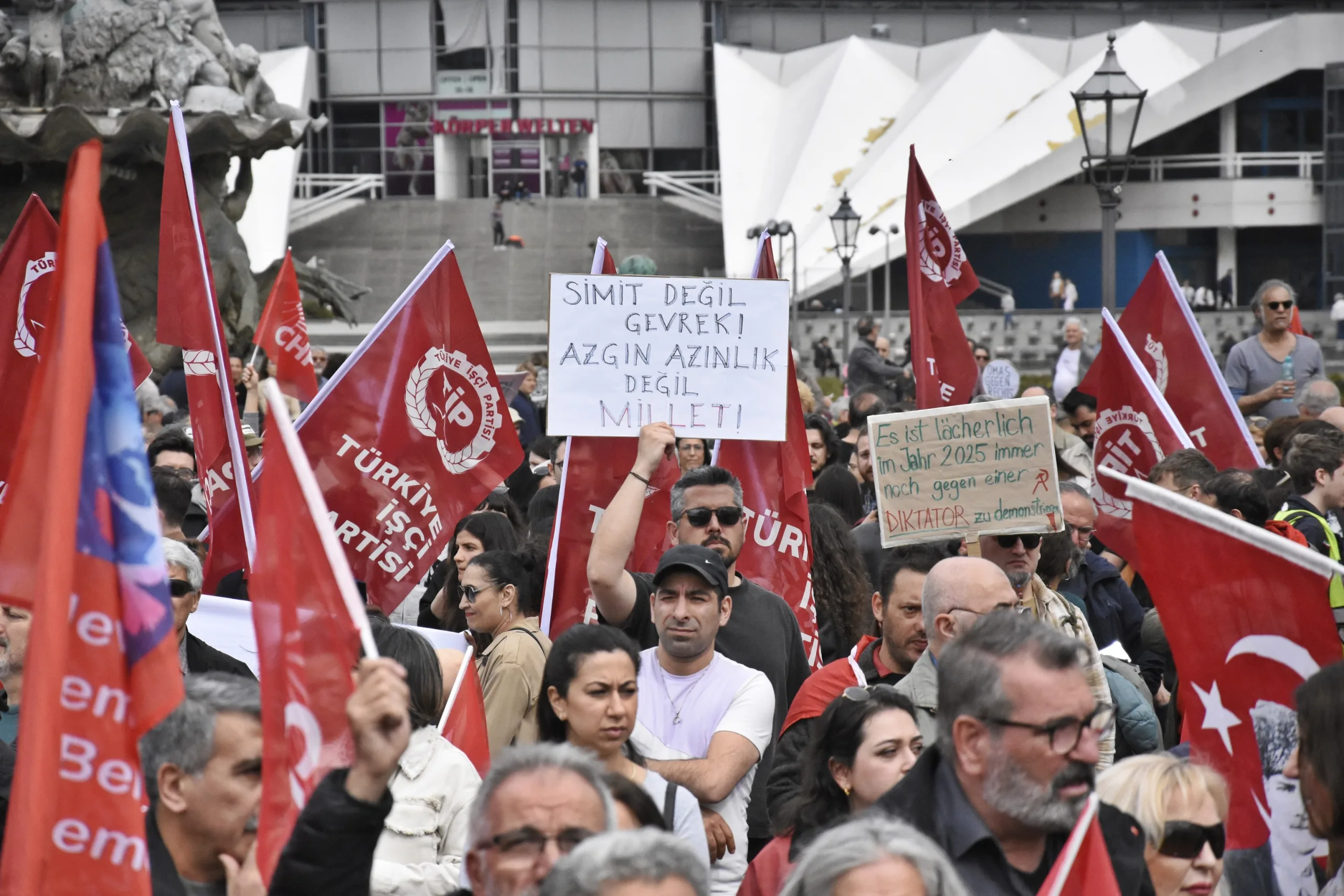 Berlin’de Binlerce Kişi 19 Mart Darbesine Karşı Yürüdü