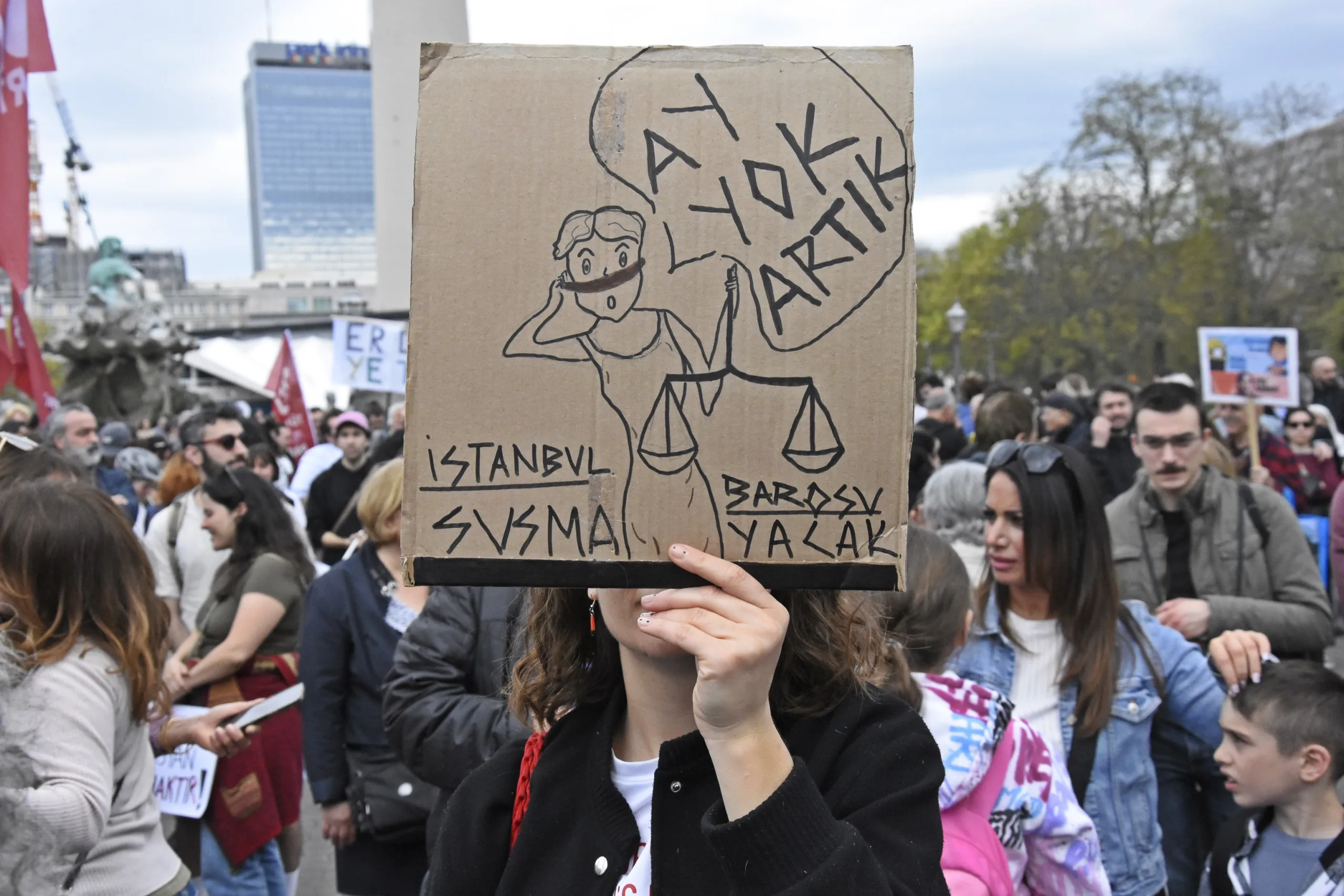 Berlin’de Binlerce Kişi 19 Mart Darbesine Karşı Yürüdü