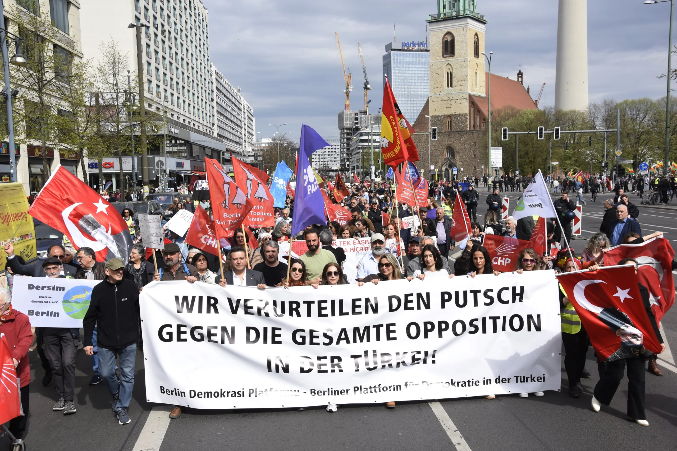 Berlin’de Binlerce Kişi 19 Mart Darbesine Karşı Yürüdü