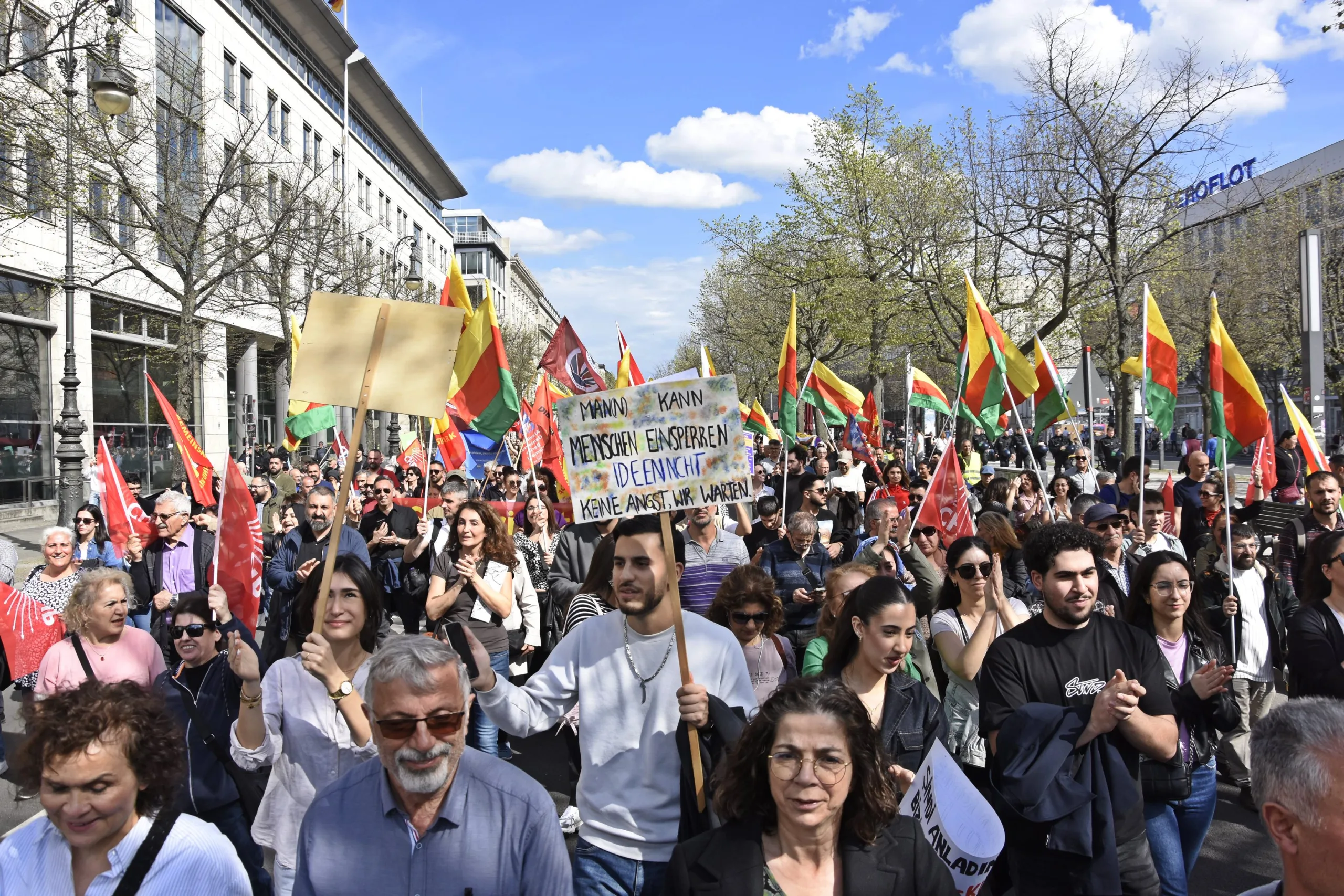 Berlin’de Binlerce Kişi 19 Mart Darbesine Karşı Yürüdü