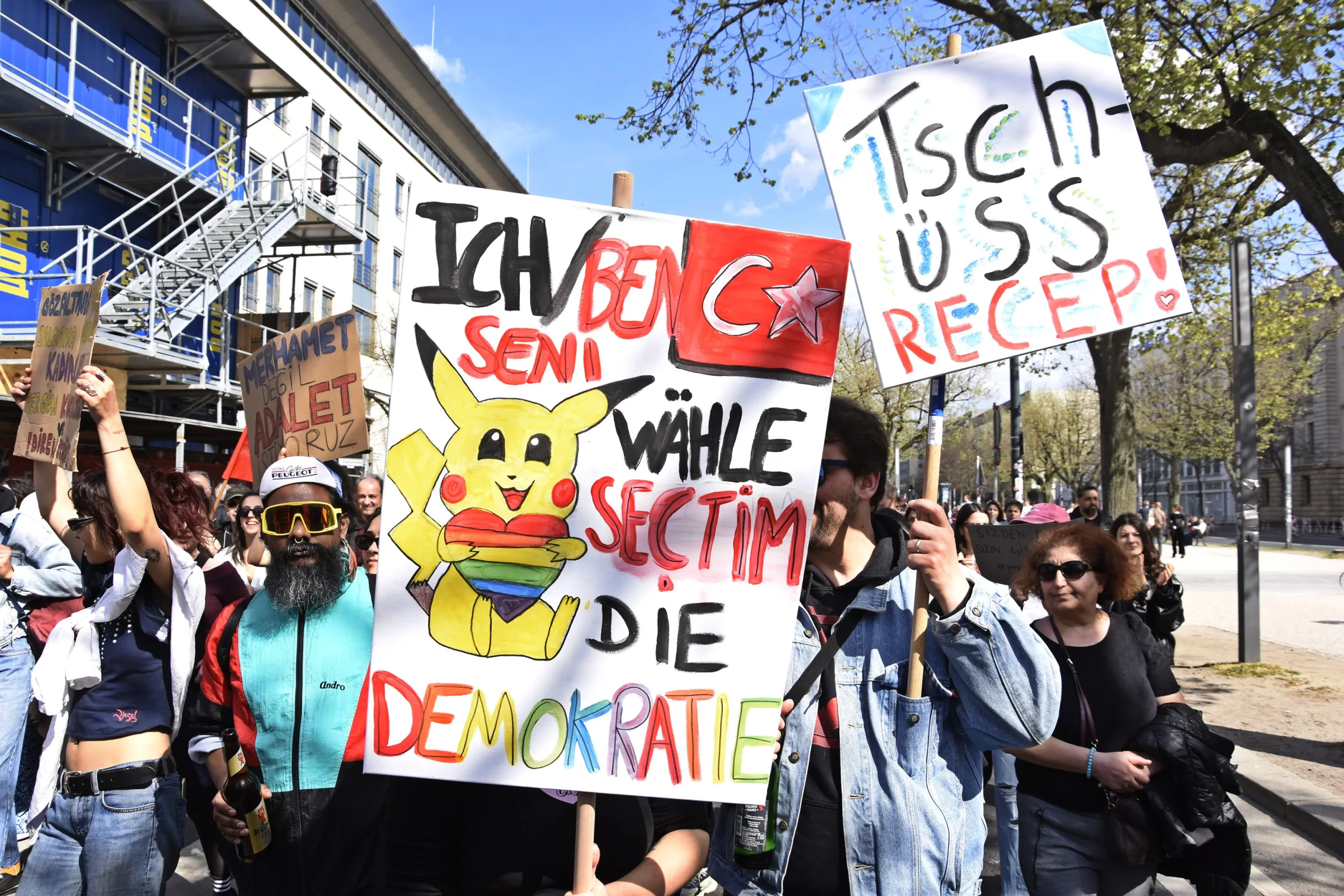 Berlin’de Binlerce Kişi 19 Mart Darbesine Karşı Yürüdü