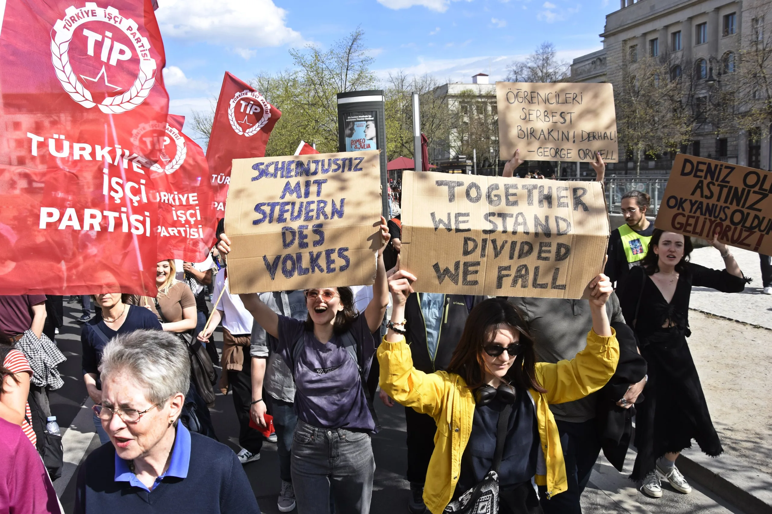 Berlin’de Binlerce Kişi 19 Mart Darbesine Karşı Yürüdü