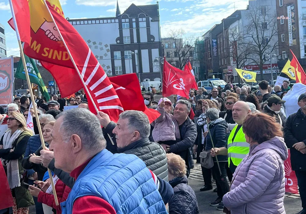 Hannover’de binlerce kişi “Adalet, Hukuk ve Demokrasi” için yürüdü
