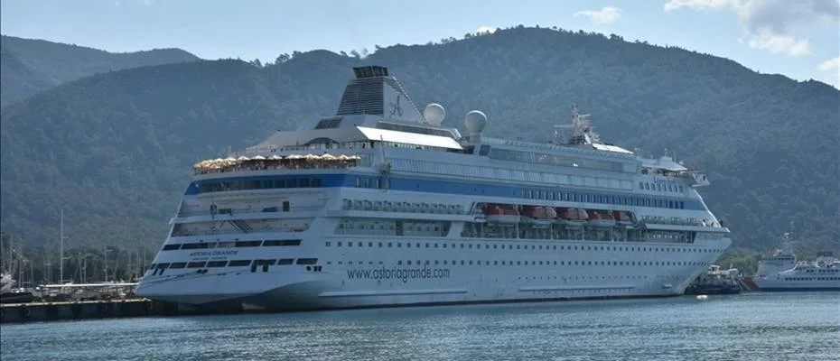 Marmaris’e sezonun ilk kruvaziyeri Rus turistlerle geldi