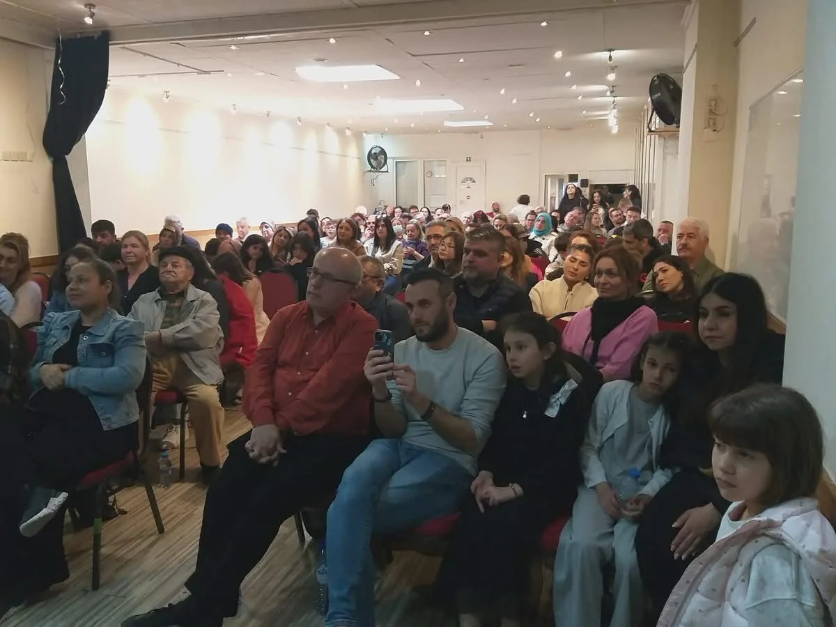 MİNİKLER SAHNEDE DEVLEŞTİ