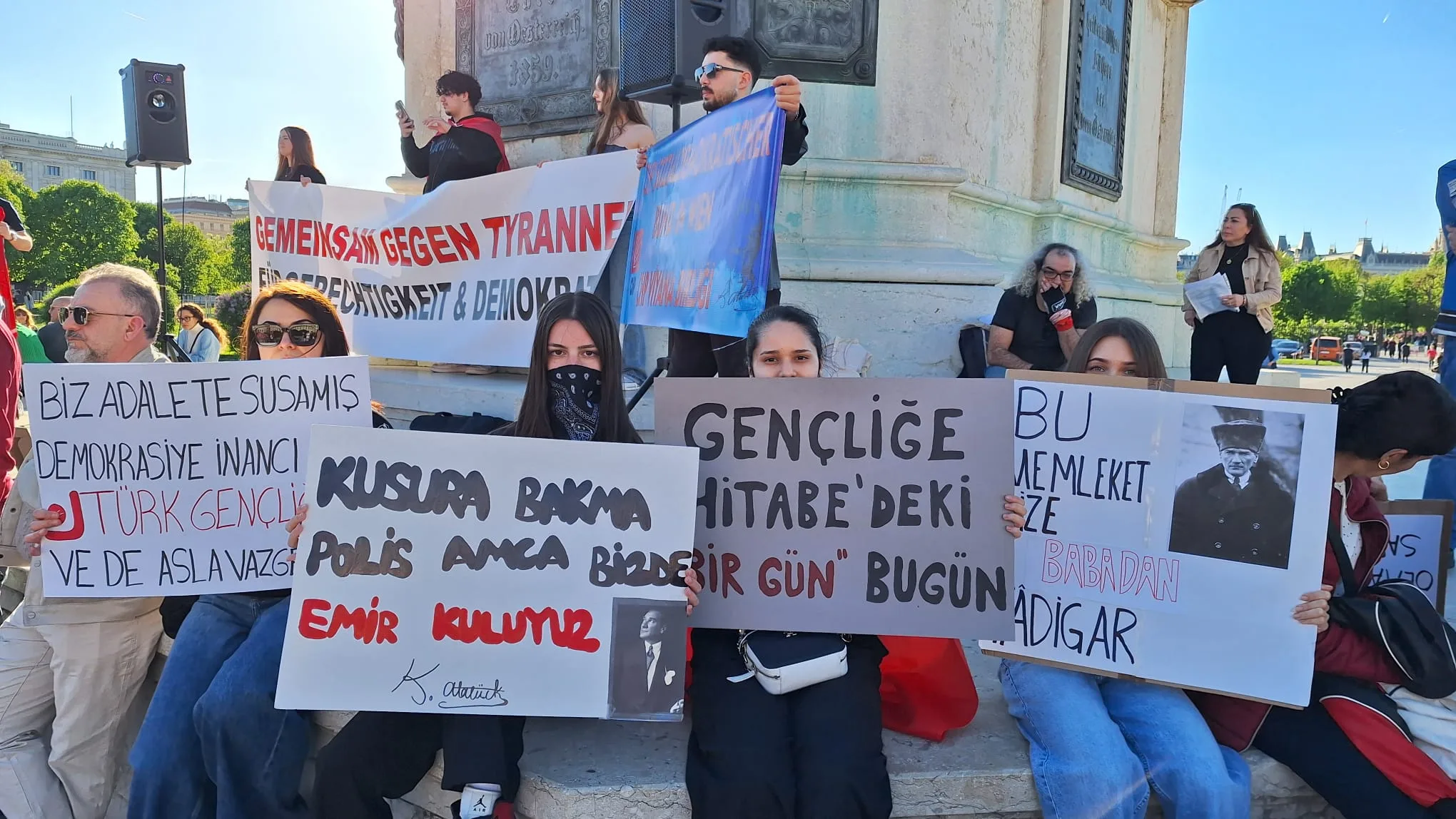 Viyana'da “Her yer Taksim her yer direniş” sloganları