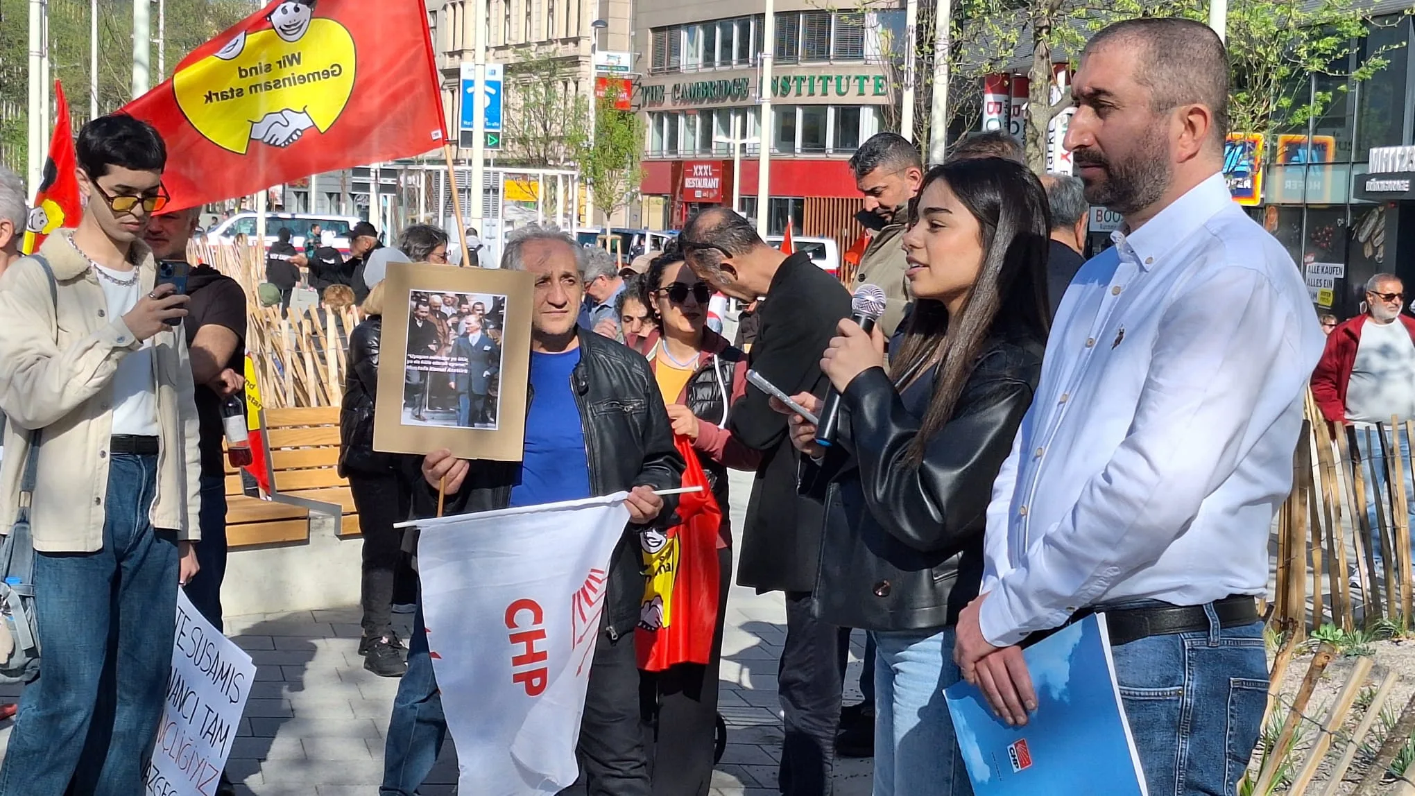 Viyana'da “Her yer Taksim her yer direniş” sloganları