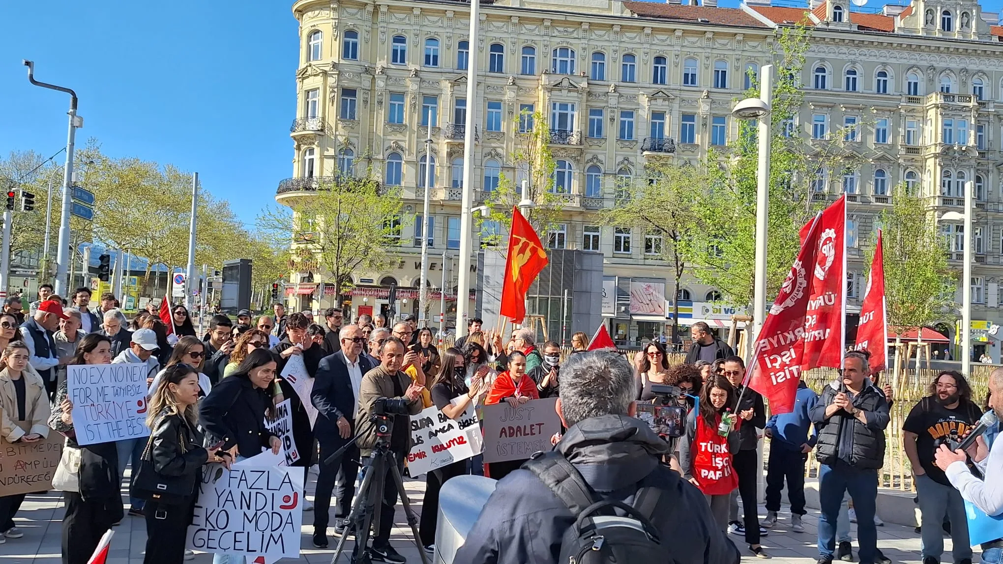 Viyana'da “Her yer Taksim her yer direniş” sloganları