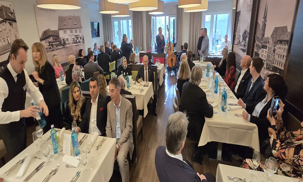 90 Davetli ile 10’uncu yılını kutladılar