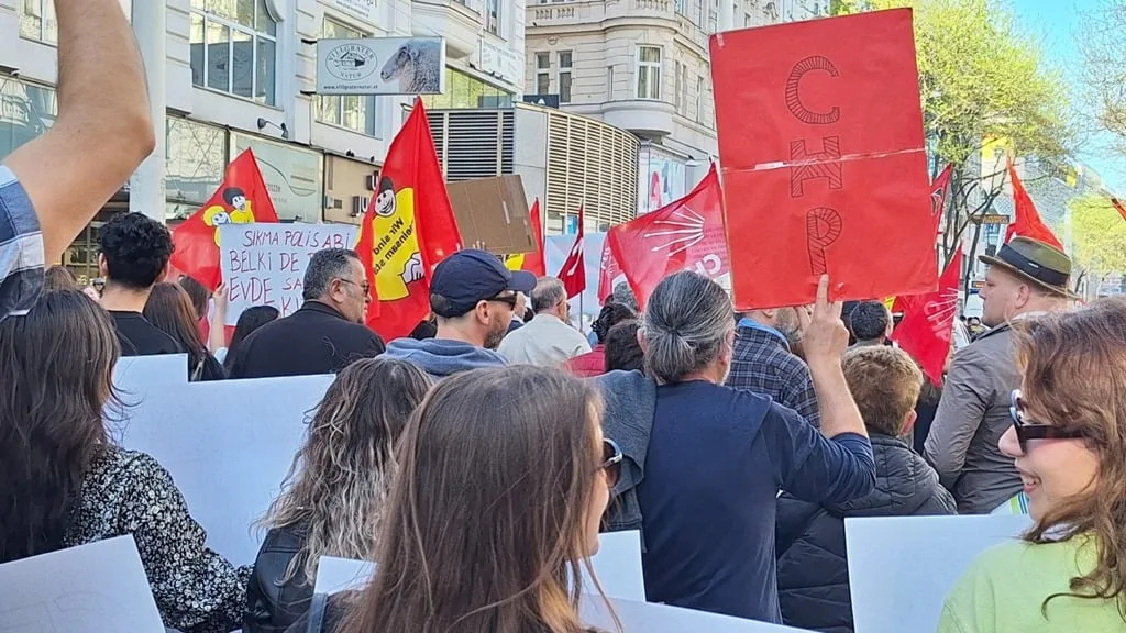 Viyana'da “Her yer Taksim her yer direniş” sloganları