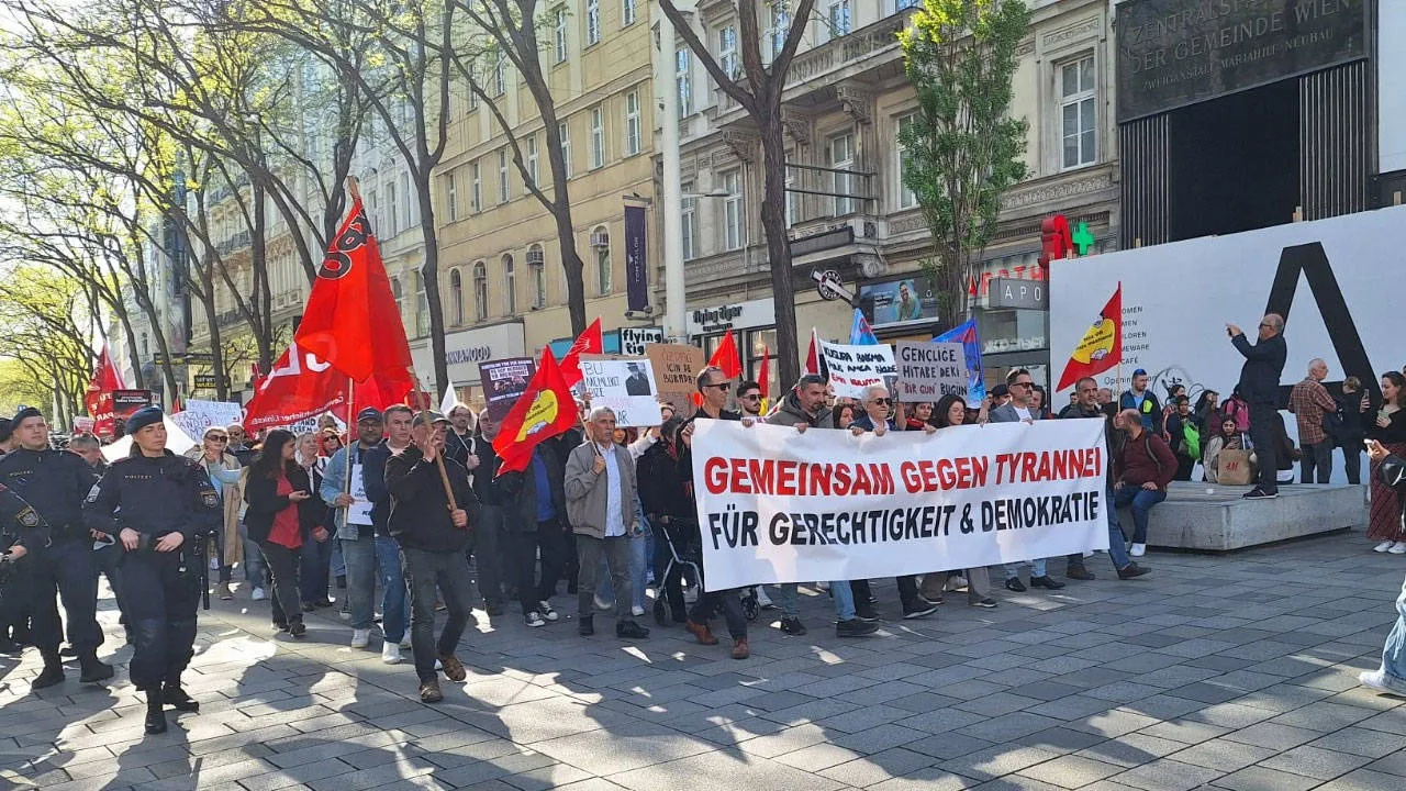 Viyana'da “Her yer Taksim her yer direniş” sloganları