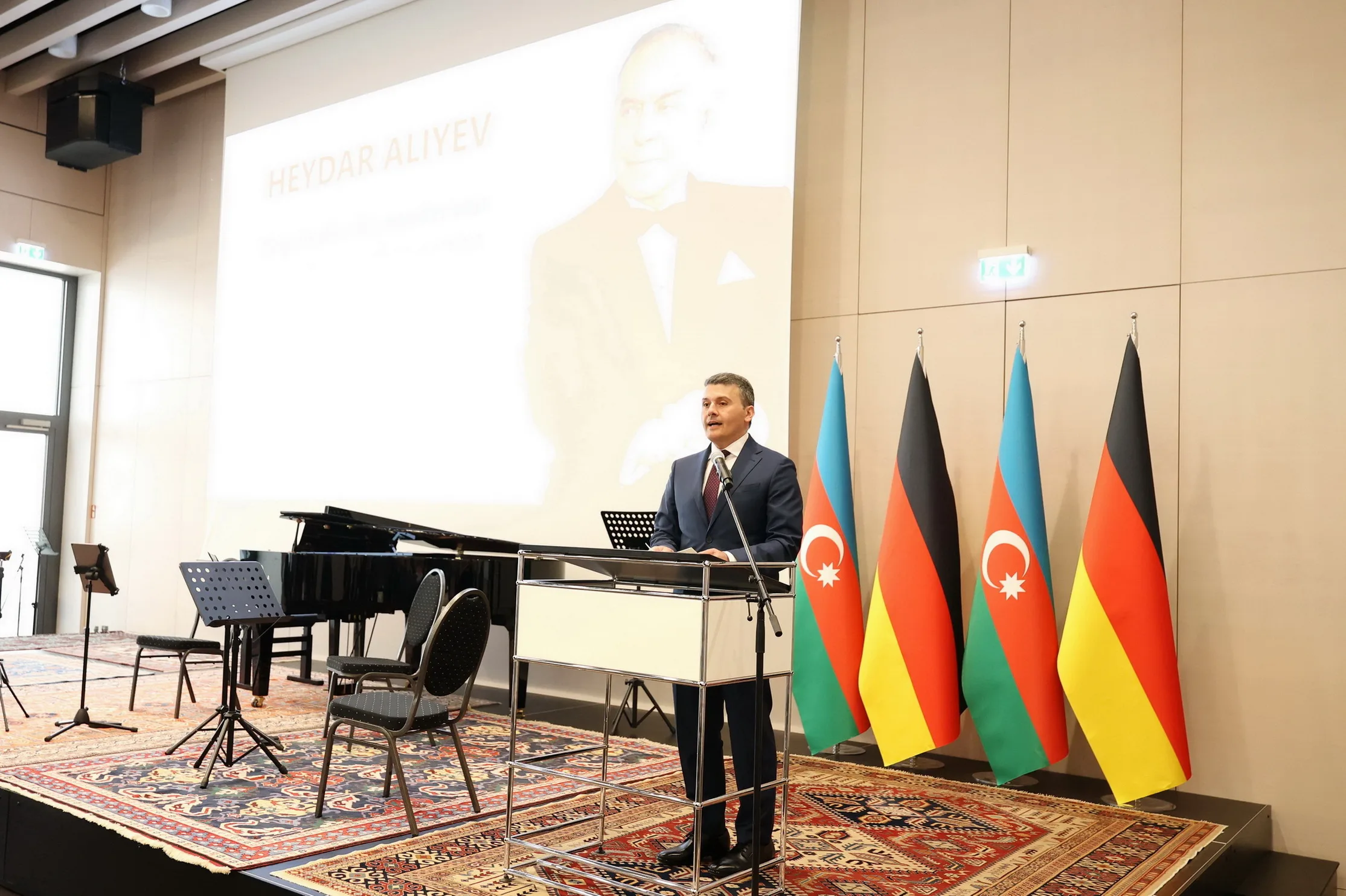 Berlin’de Haydar Aliyev’in 102. Doğum Günü Coşkuyla Kutlandı