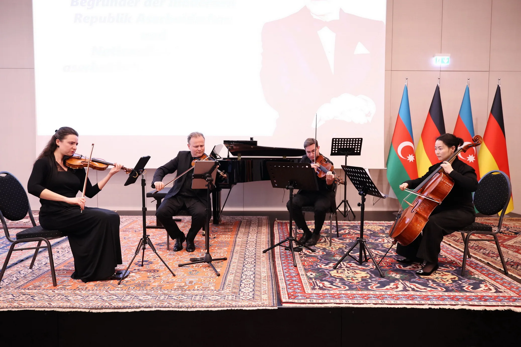 Berlin’de Haydar Aliyev’in 102. Doğum Günü Coşkuyla Kutlandı