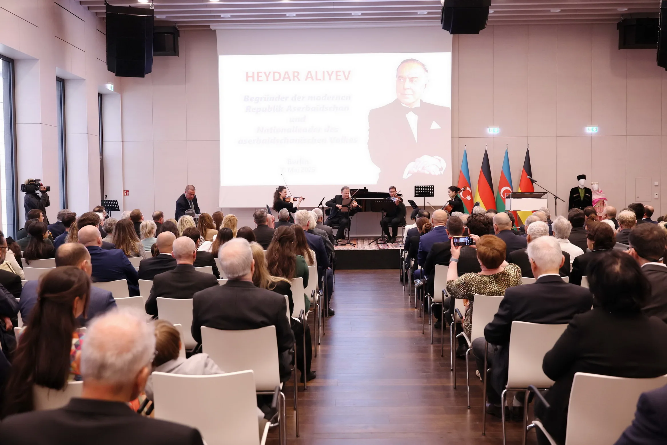Berlin’de Haydar Aliyev’in 102. Doğum Günü Coşkuyla Kutlandı