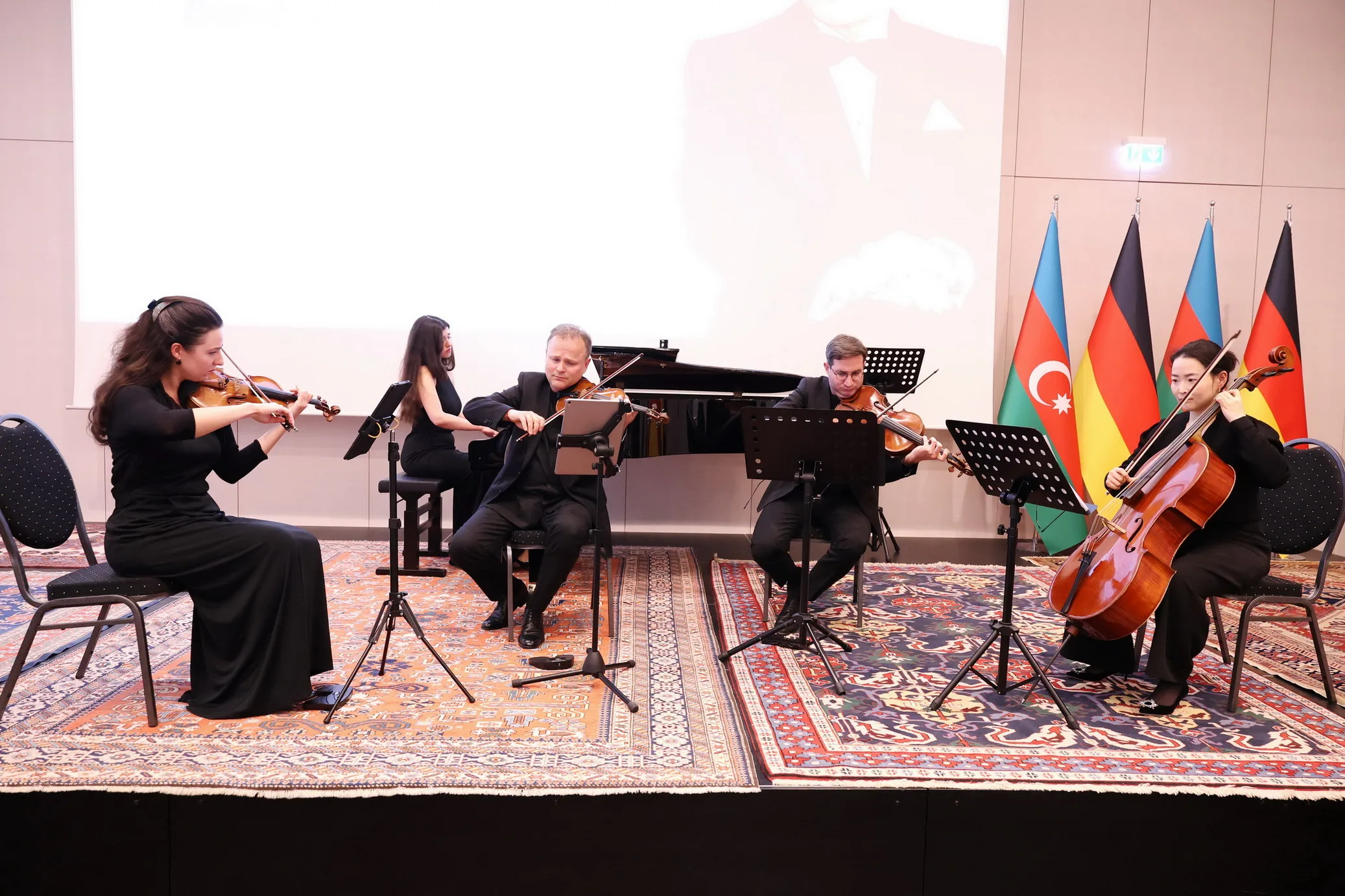 Berlin’de Haydar Aliyev’in 102. Doğum Günü Coşkuyla Kutlandı