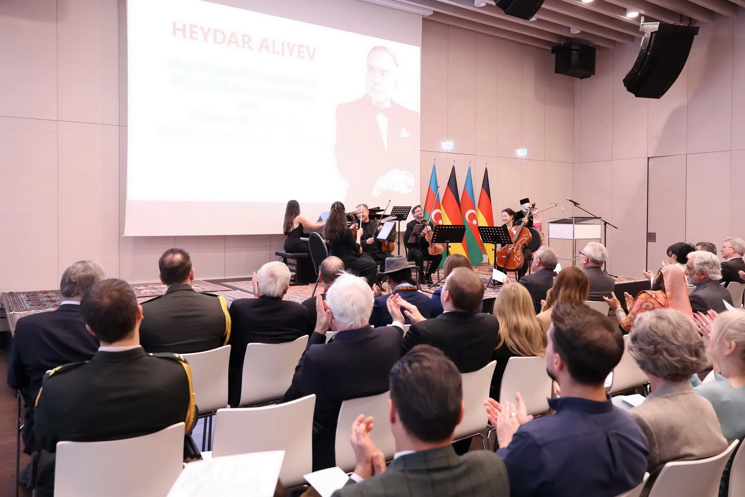 Berlin’de Haydar Aliyev’in 102. Doğum Günü Coşkuyla Kutlandı