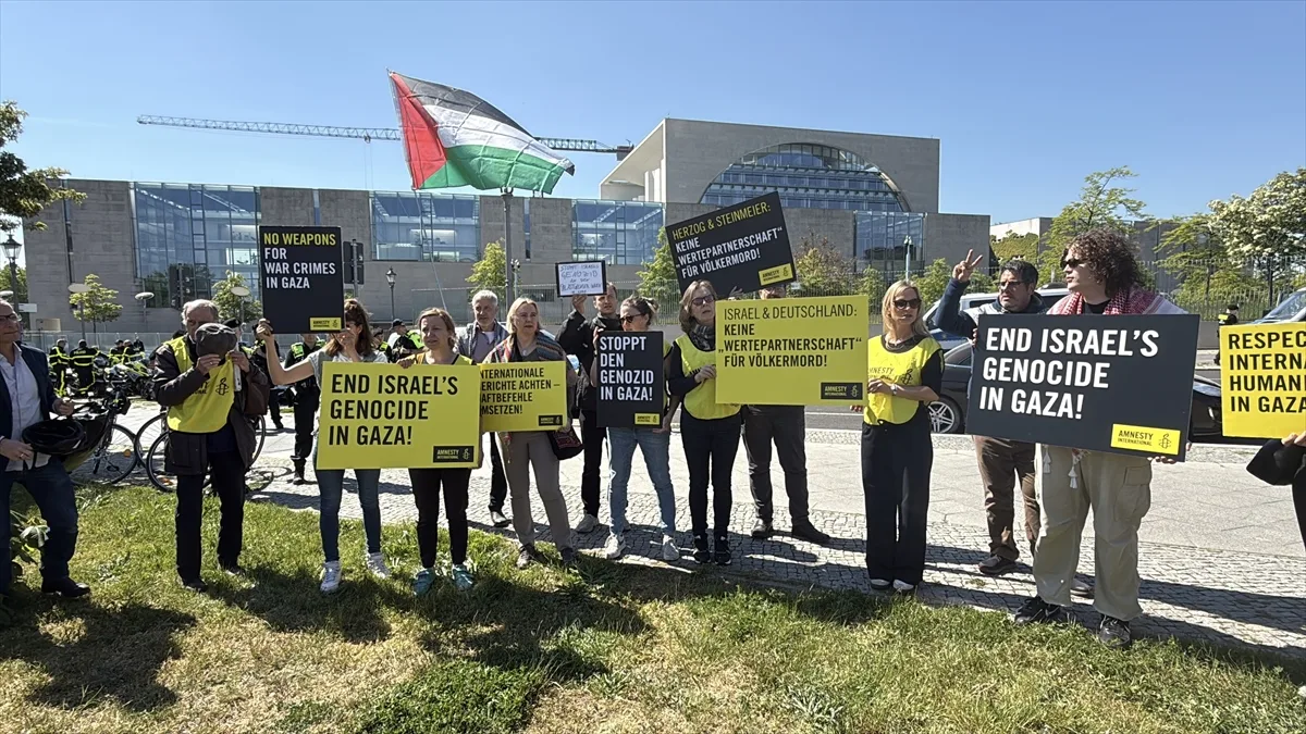 Herzog’un Berlin ziyareti protesto edildi