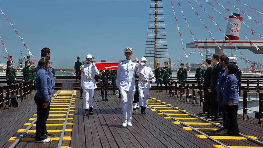 Atatürk'ü temsil eden bayrak Samsun'da karaya çıkarıldı