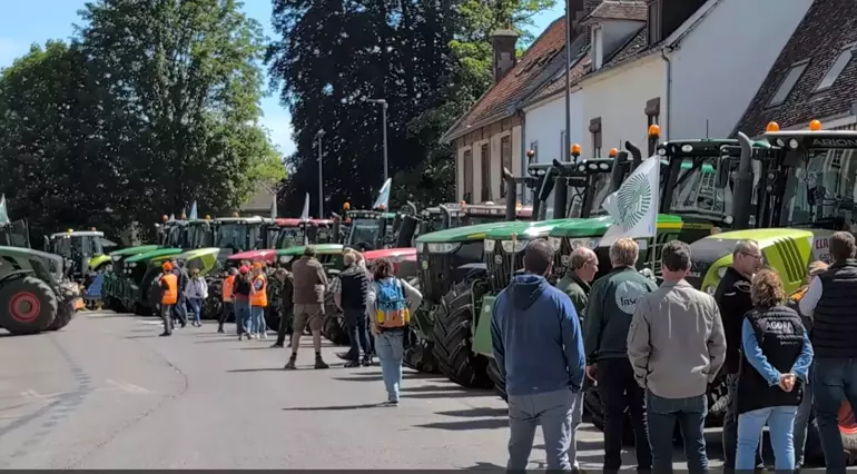 Fransa’da çiftçiler otoyolu trafiğe kapattılar!