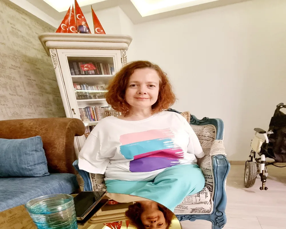 Kızıl Saçlı Kadının Azimle Örülü Hayat Hikayesi