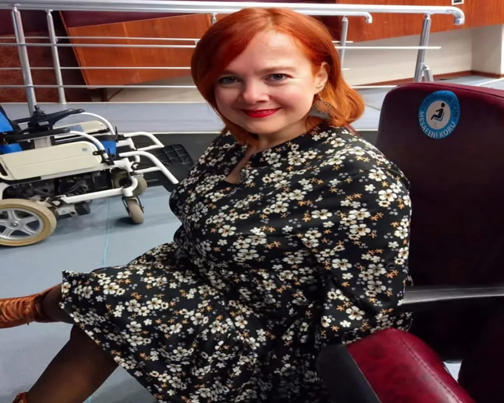 Kızıl Saçlı Kadının Azimle Örülü Hayat Hikayesi