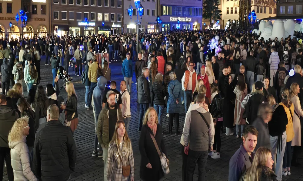 Nürnberg maviye büründü