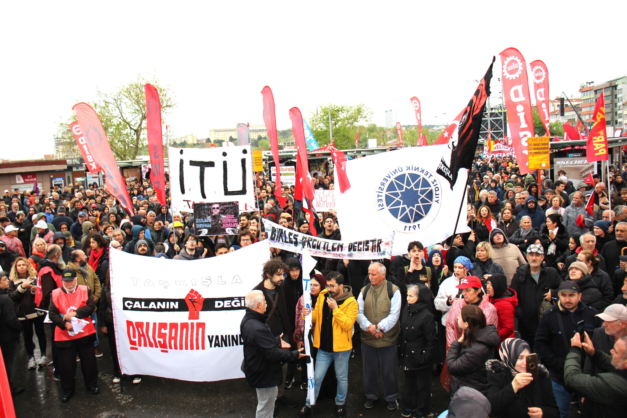 KADIKÖY İSKELESİ'NDE 1 MAYIS İŞCİ BAYRAMI COŞKUYLA KUTLANDI!