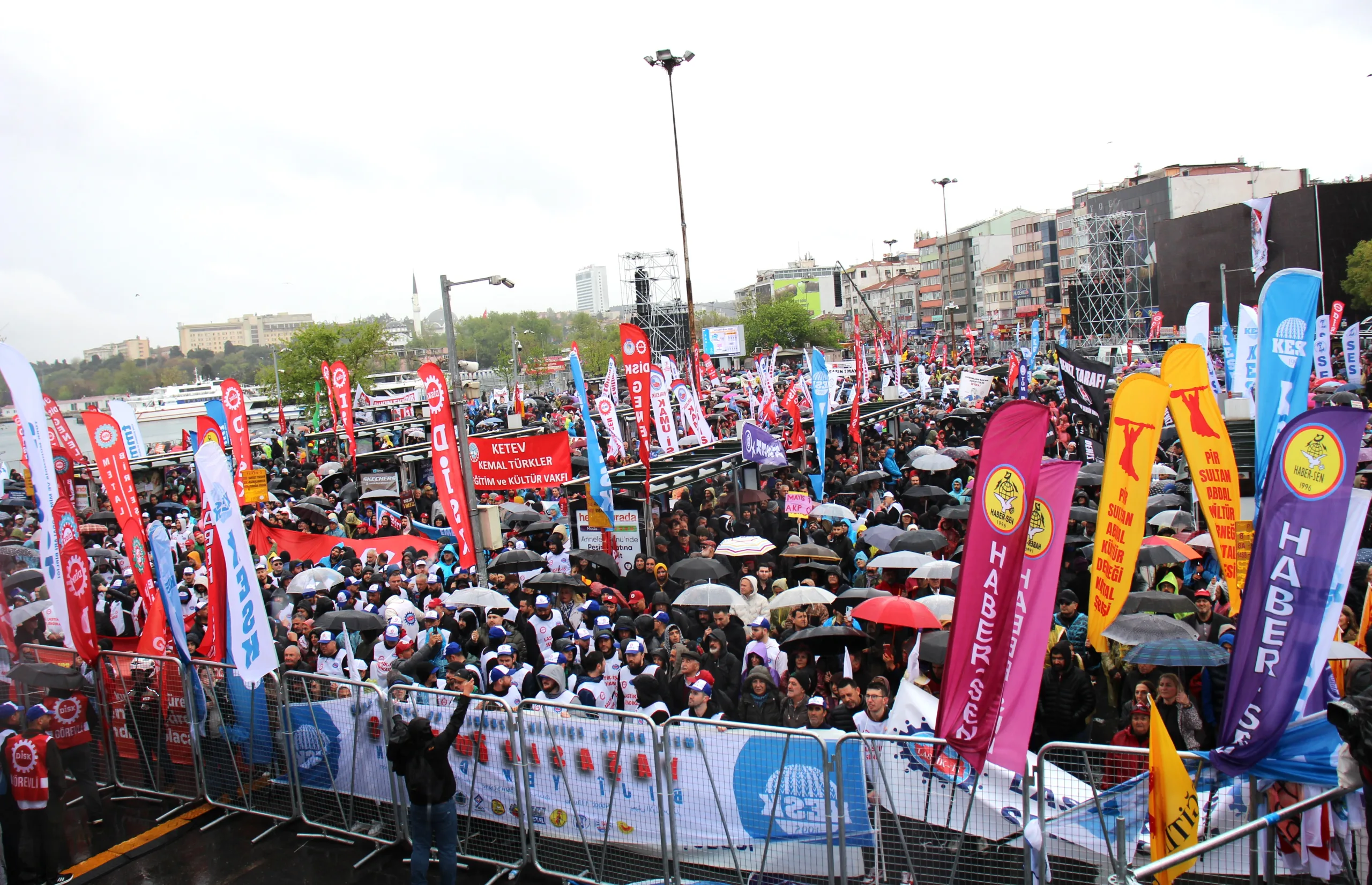 KADIKÖY İSKELESİ'NDE 1 MAYIS İŞCİ BAYRAMI COŞKUYLA KUTLANDI!