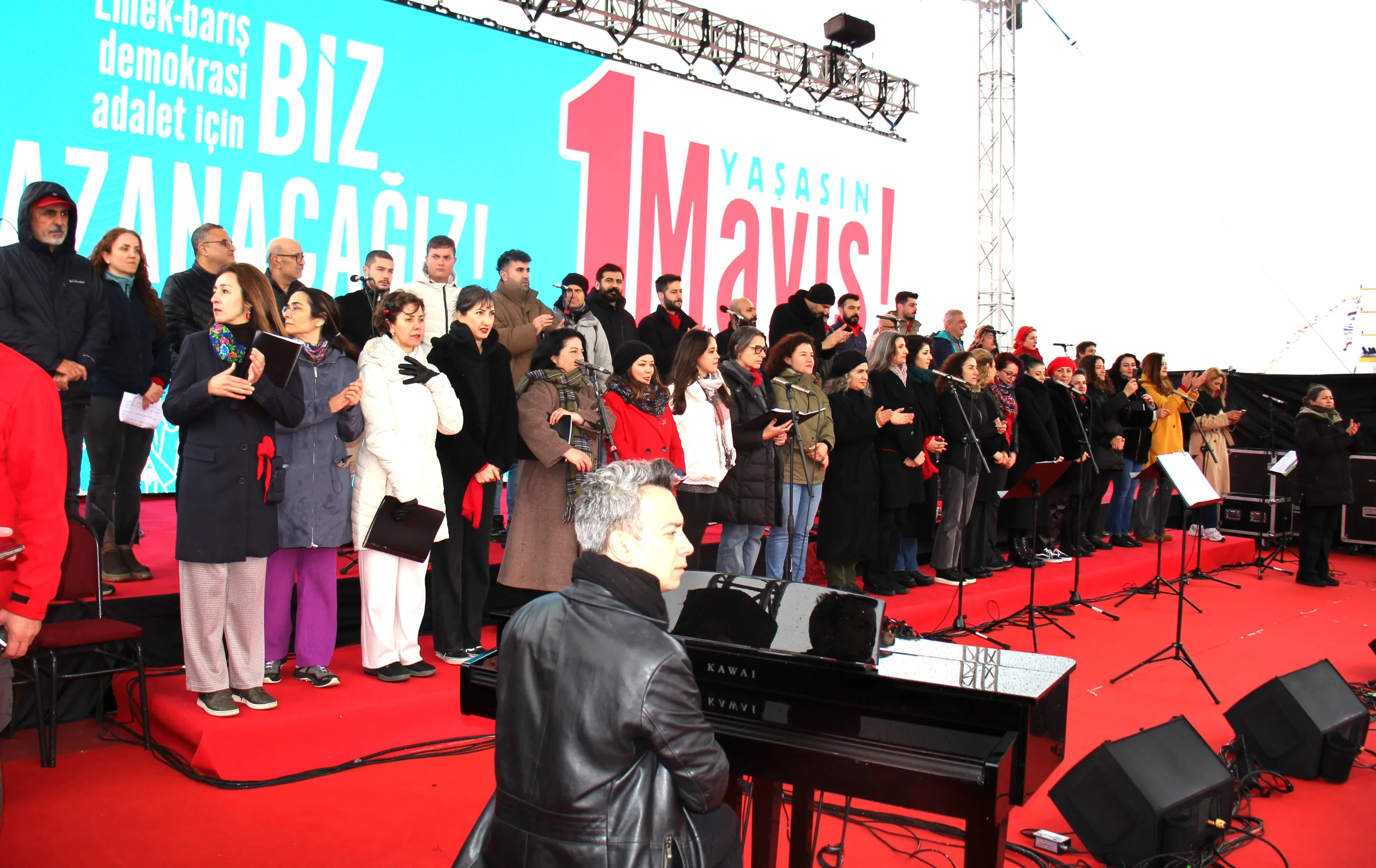 KADIKÖY İSKELESİ'NDE 1 MAYIS İŞCİ BAYRAMI COŞKUYLA KUTLANDI!
