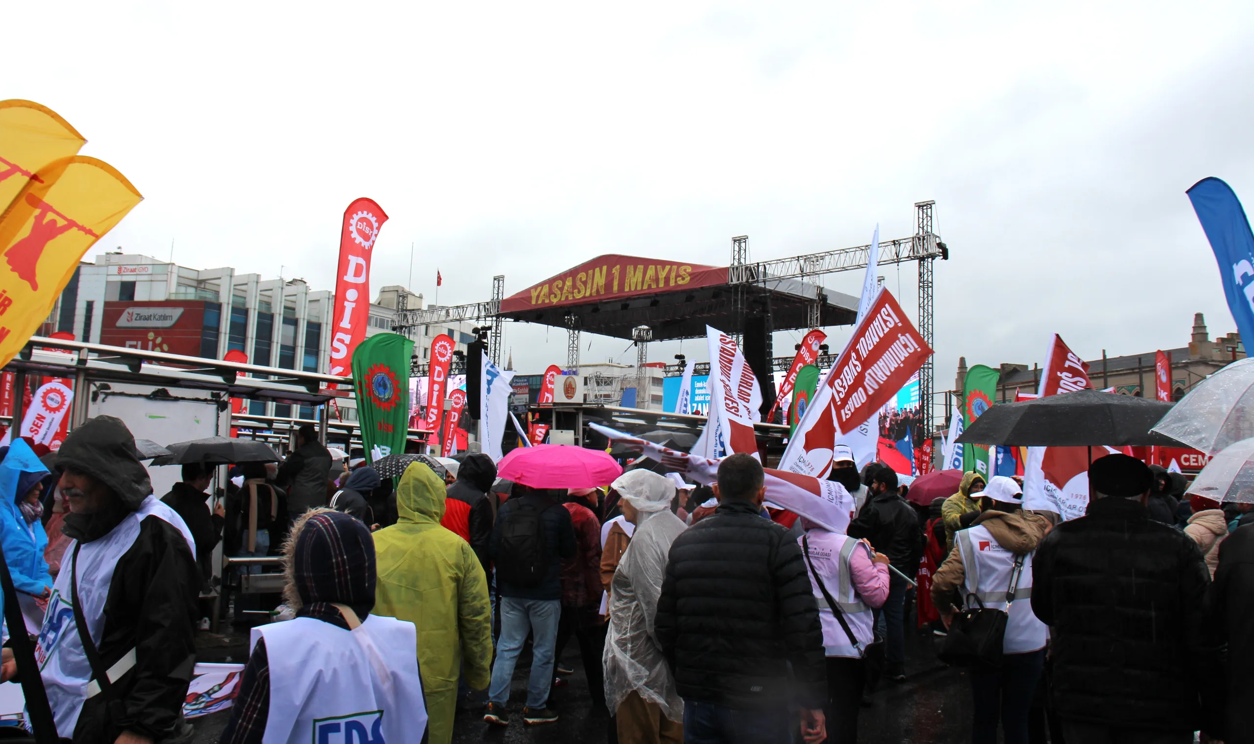 KADIKÖY İSKELESİ'NDE 1 MAYIS İŞCİ BAYRAMI COŞKUYLA KUTLANDI!