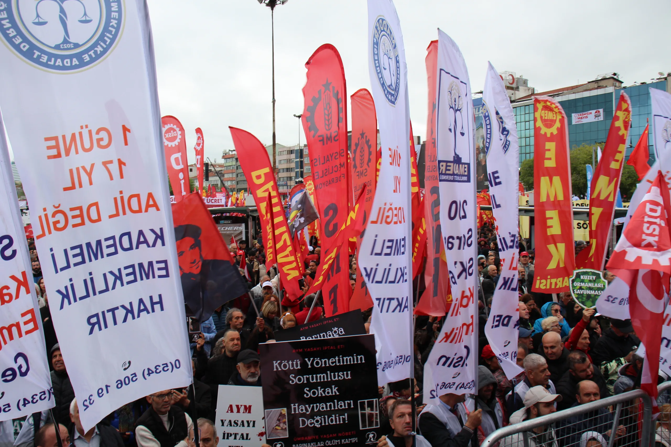KADIKÖY İSKELESİ'NDE 1 MAYIS İŞCİ BAYRAMI COŞKUYLA KUTLANDI!