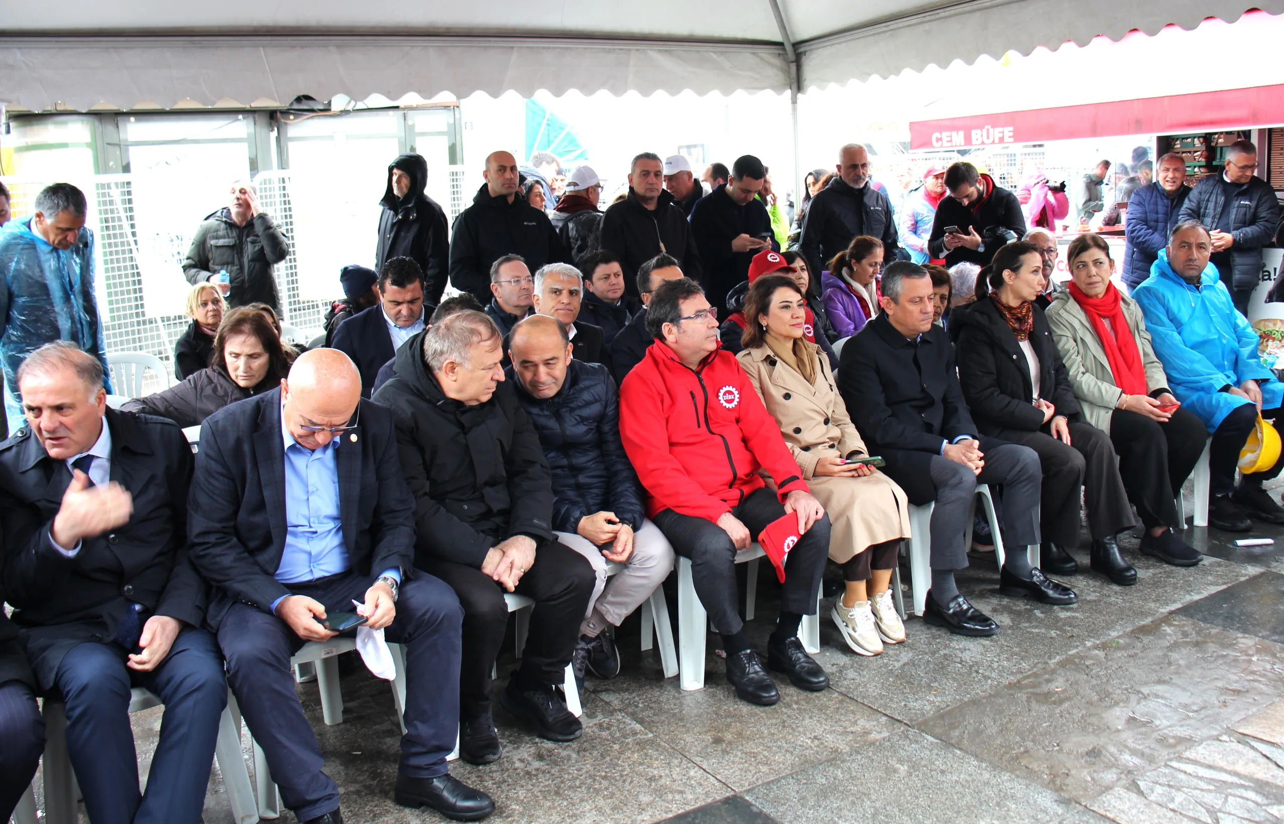 KADIKÖY İSKELESİ'NDE 1 MAYIS İŞCİ BAYRAMI COŞKUYLA KUTLANDI!