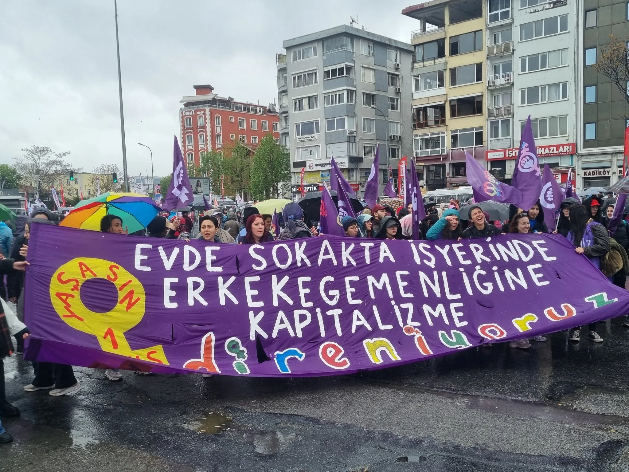 KADIKÖY İSKELESİ'NDE 1 MAYIS İŞCİ BAYRAMI COŞKUYLA KUTLANDI!