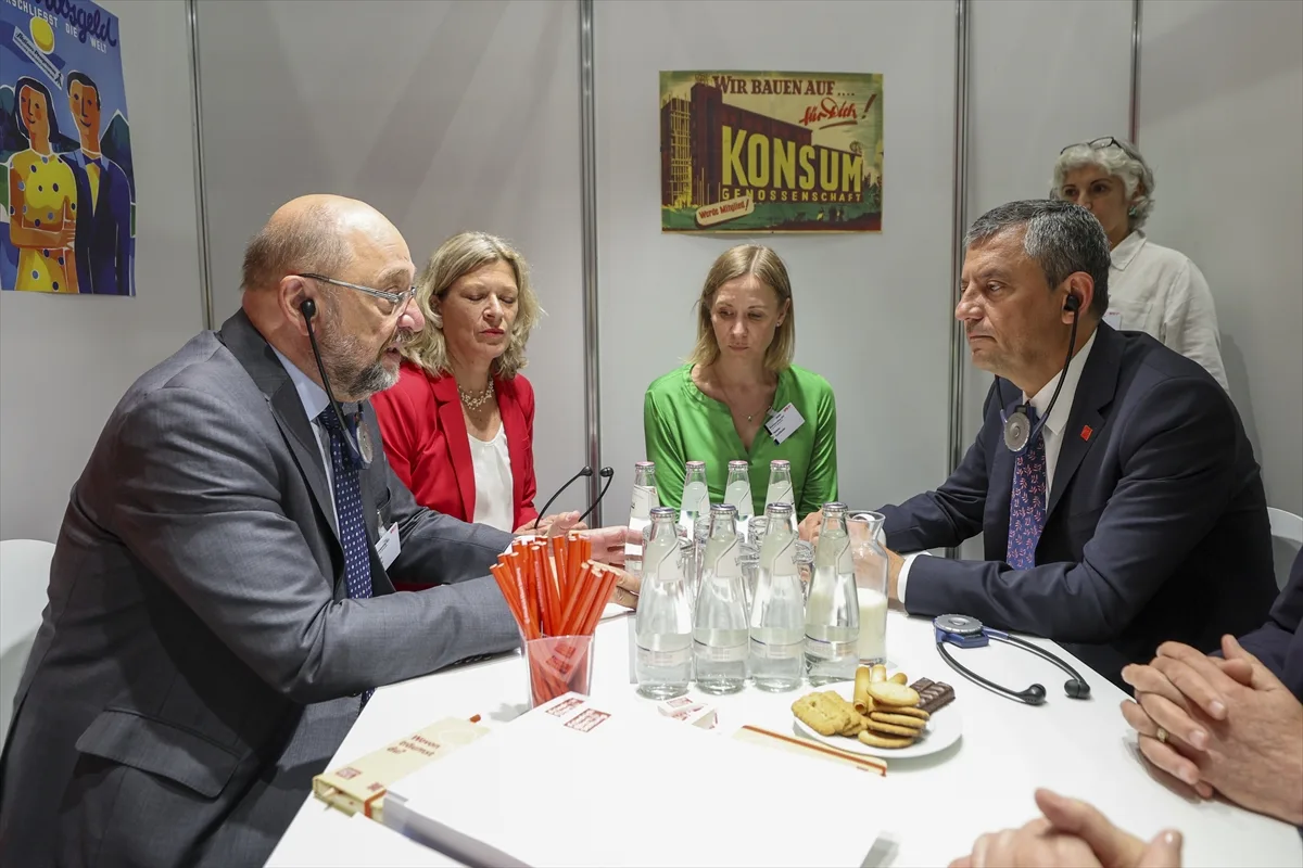 Özgür Özel, Almanya'da SPD Kongresi’ne katıldı