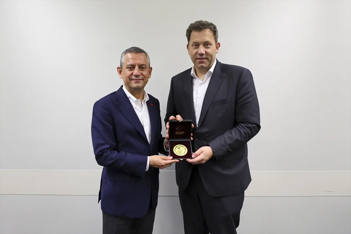 Özgür Özel, Berlin'de temaslarda bulundu