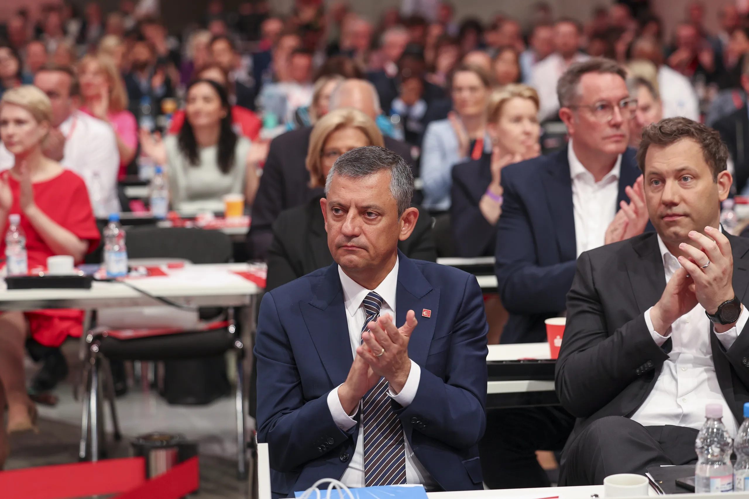 Özgür Özel'den SPD Kongresi'nde Sert Mesaj: “Demokrasiye En Ağır Saldırılardan Biri Yaşanıyor”