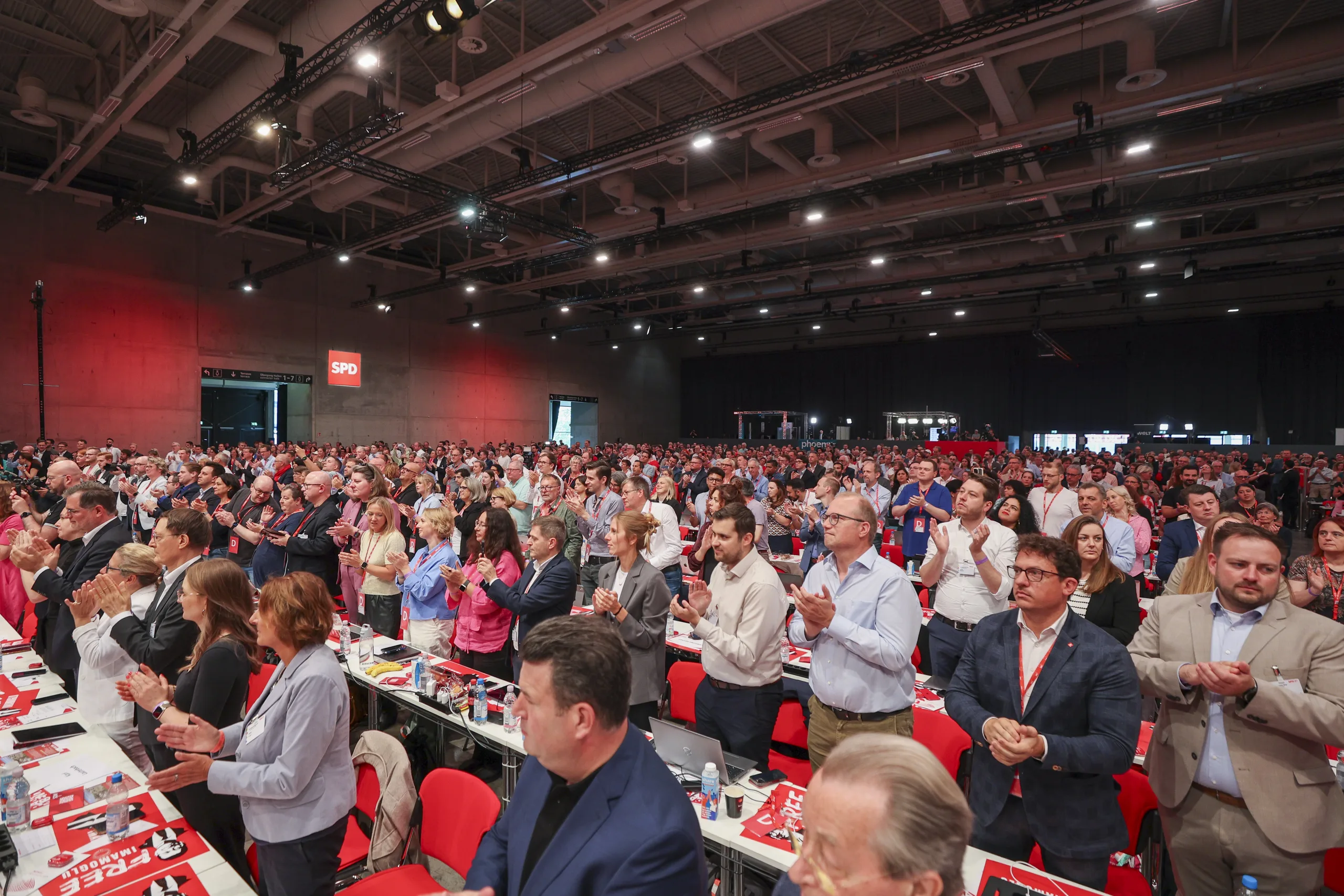 Özgür Özel'den SPD Kongresi'nde Sert Mesaj: “Demokrasiye En Ağır Saldırılardan Biri Yaşanıyor”