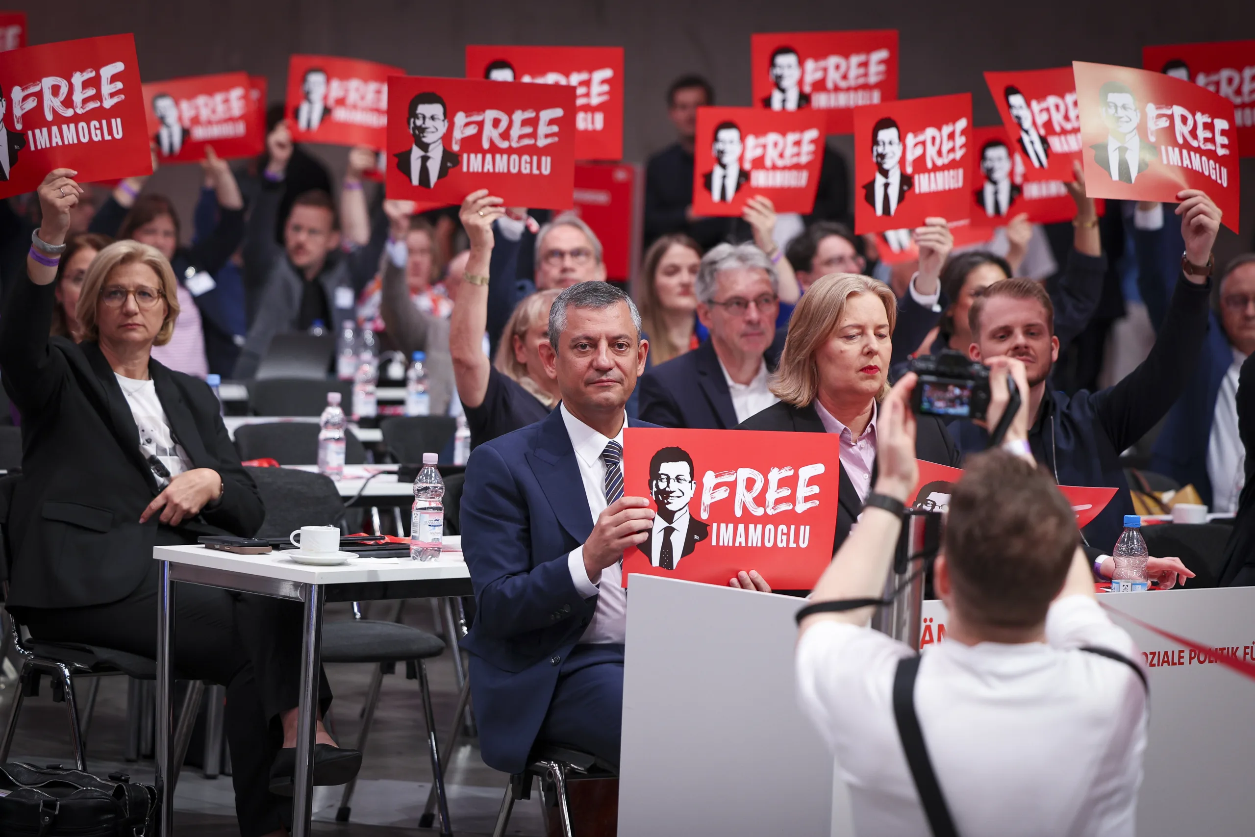 Özgür Özel'den SPD Kongresi'nde Sert Mesaj: “Demokrasiye En Ağır Saldırılardan Biri Yaşanıyor”