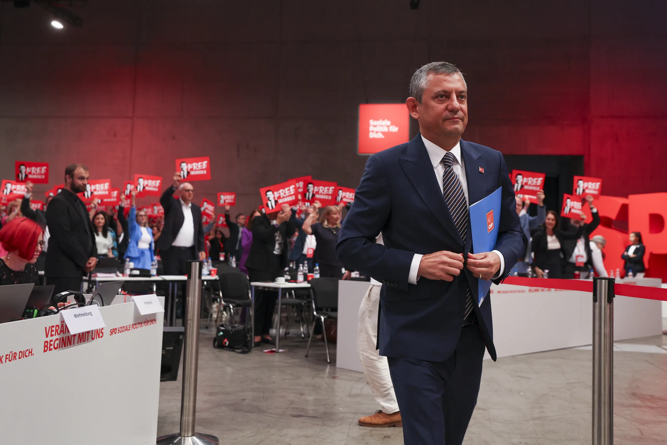Özgür Özel'den SPD Kongresi'nde Sert Mesaj: “Demokrasiye En Ağır Saldırılardan Biri Yaşanıyor”