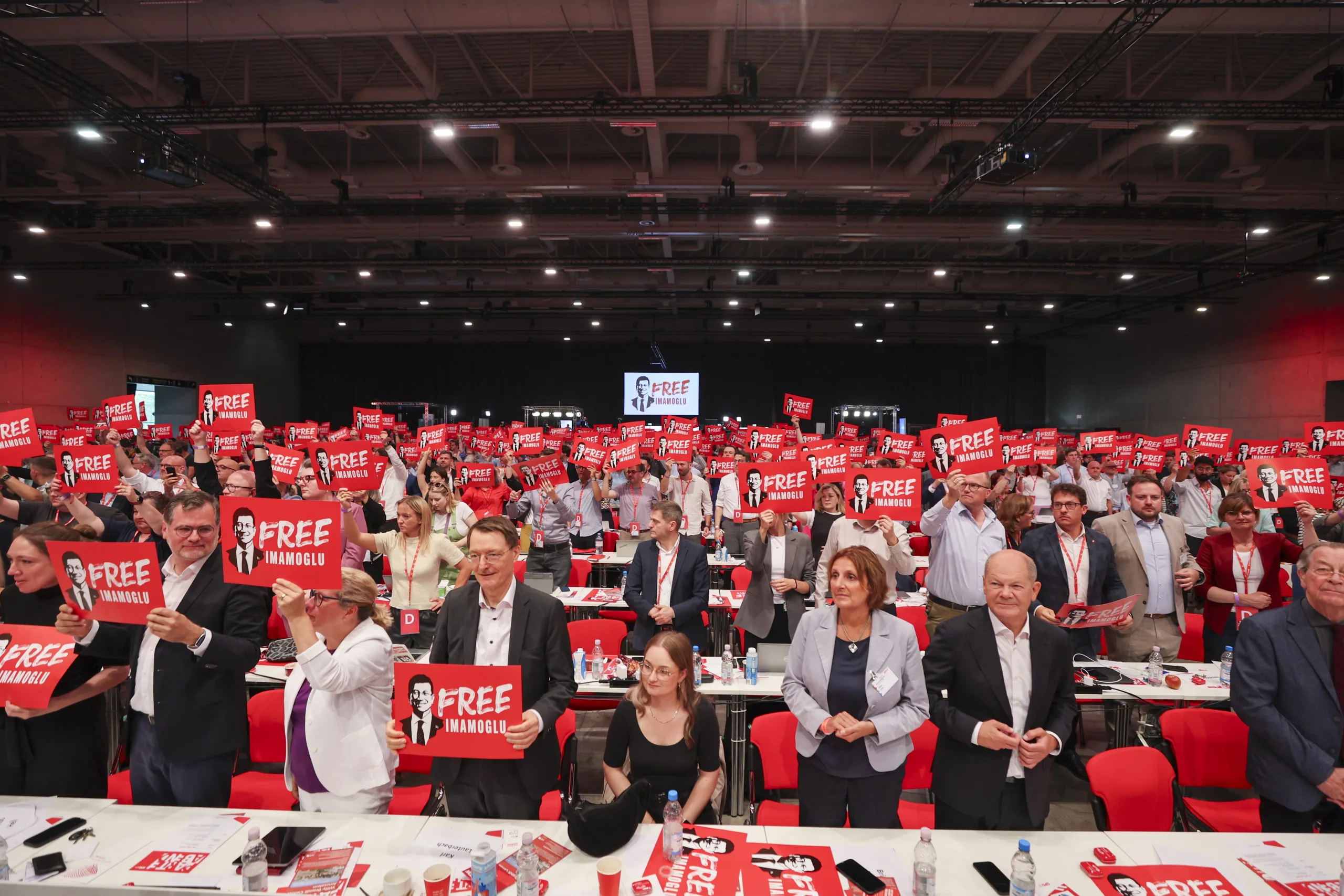 Özgür Özel'den SPD Kongresi'nde Sert Mesaj: “Demokrasiye En Ağır Saldırılardan Biri Yaşanıyor”