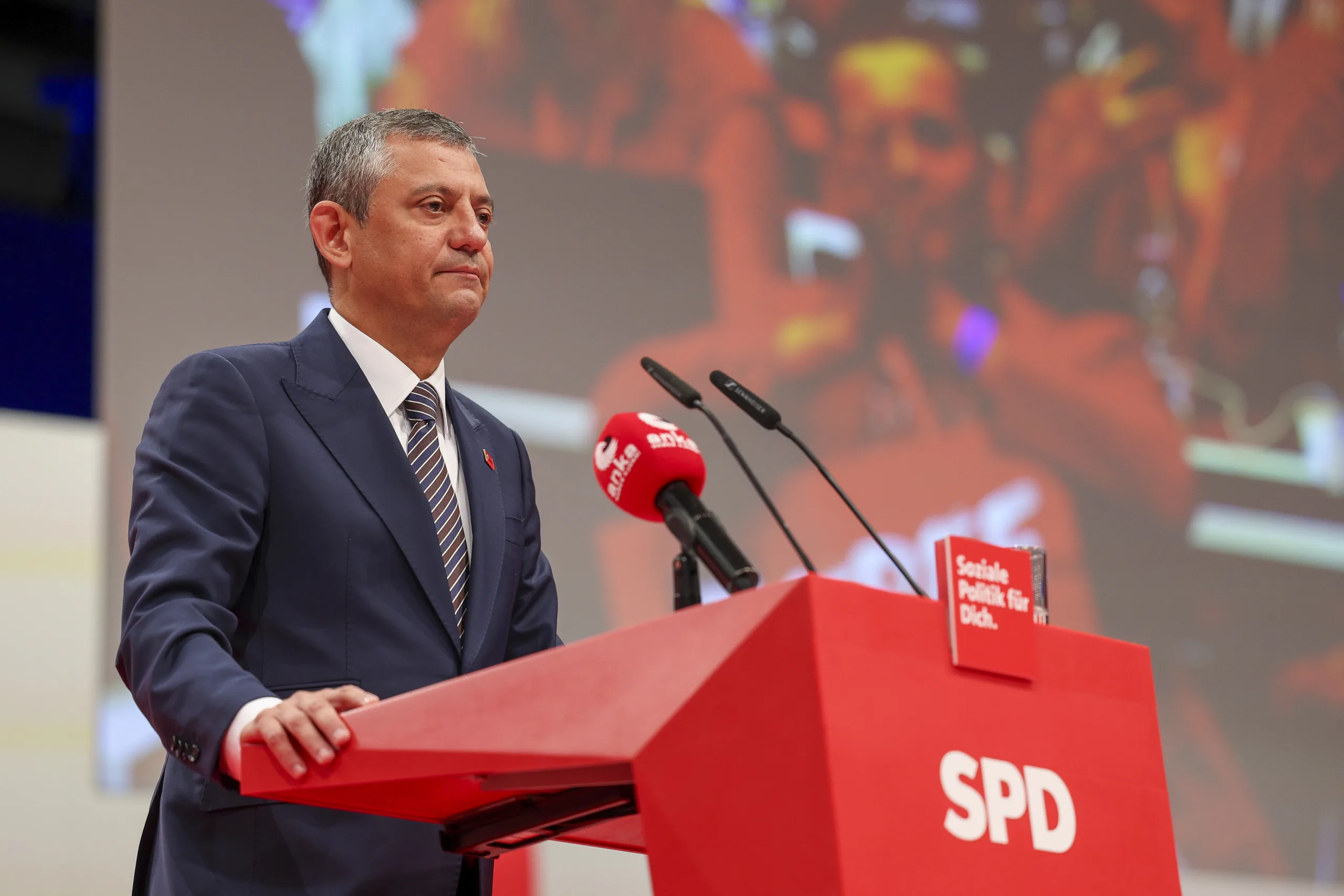 Özgür Özel'den SPD Kongresi'nde Sert Mesaj: “Demokrasiye En Ağır Saldırılardan Biri Yaşanıyor”