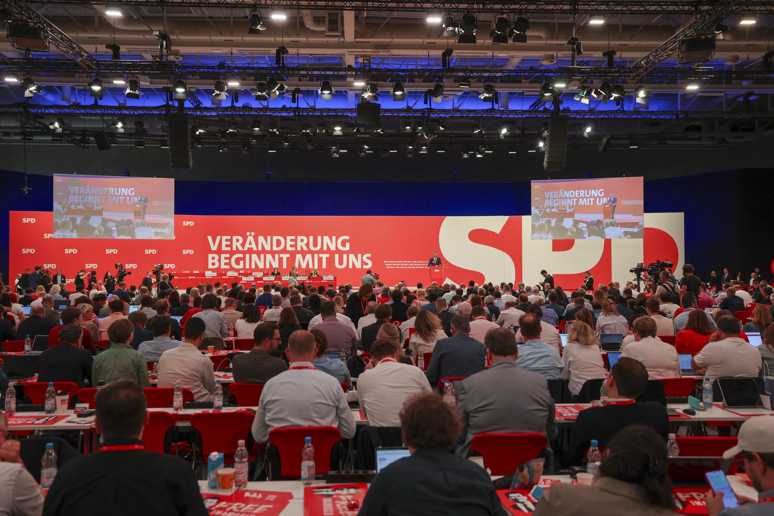 Özgür Özel'den SPD Kongresi'nde Sert Mesaj: “Demokrasiye En Ağır Saldırılardan Biri Yaşanıyor”