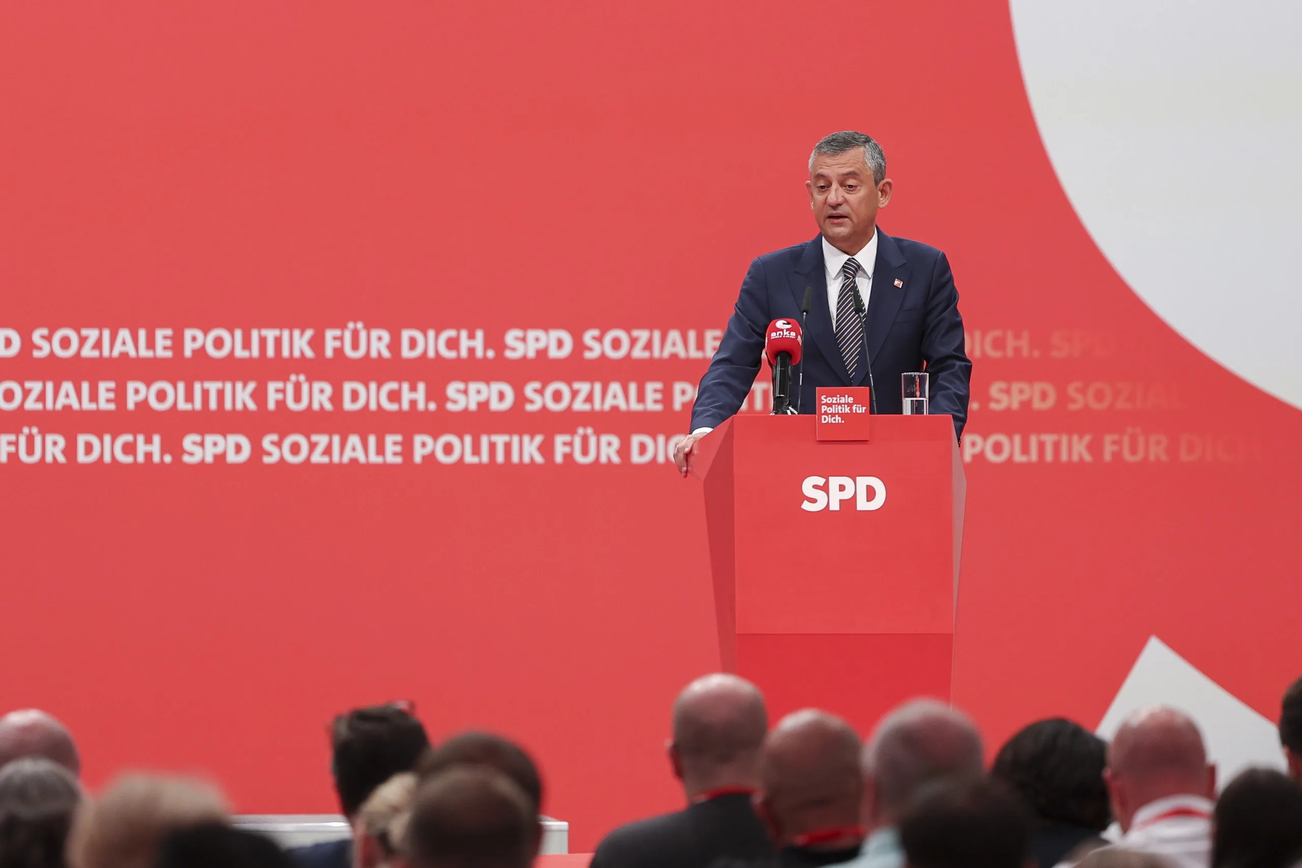 Özgür Özel'den SPD Kongresi'nde Sert Mesaj: “Demokrasiye En Ağır Saldırılardan Biri Yaşanıyor”