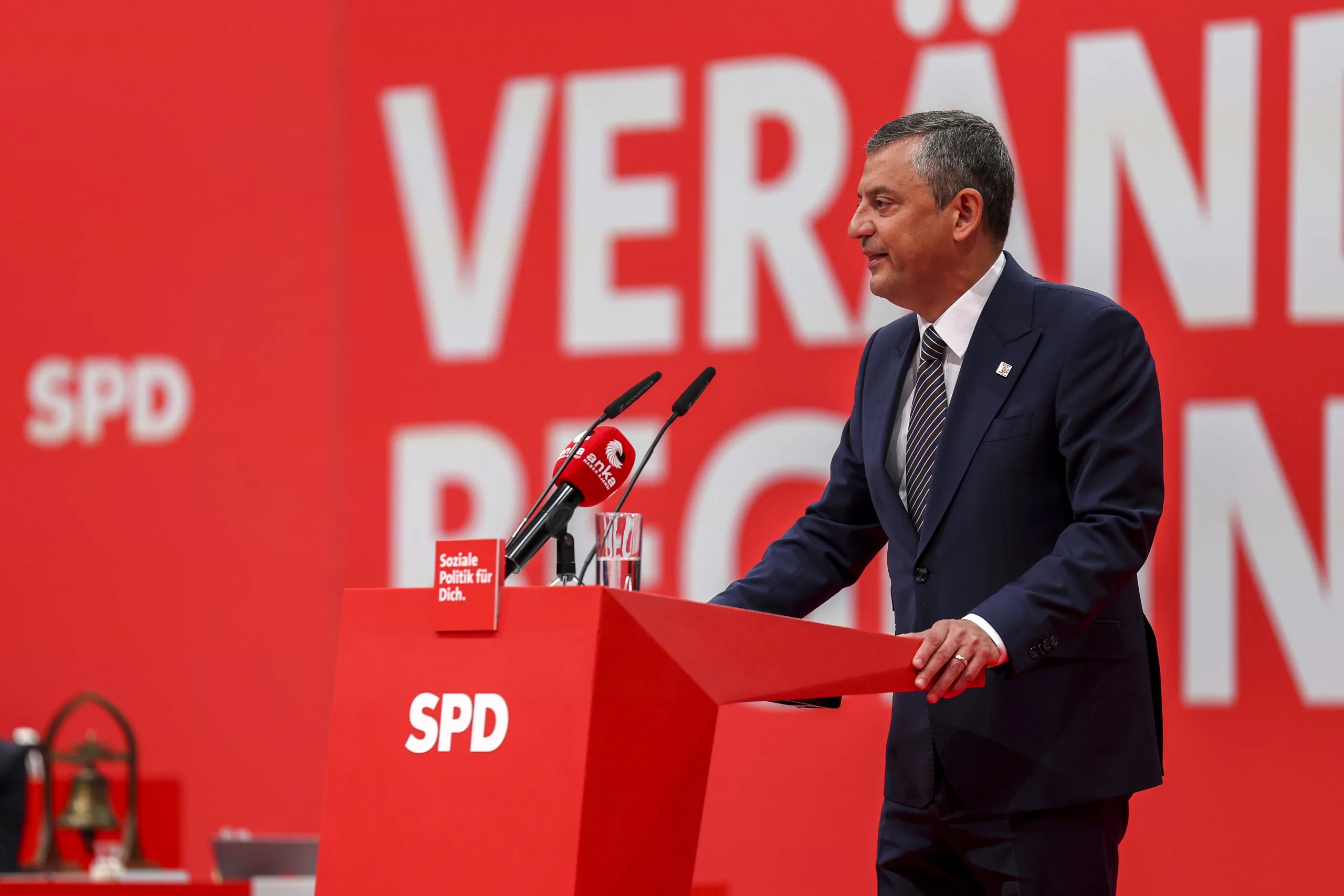 Özgür Özel'den SPD Kongresi'nde Sert Mesaj: “Demokrasiye En Ağır Saldırılardan Biri Yaşanıyor”