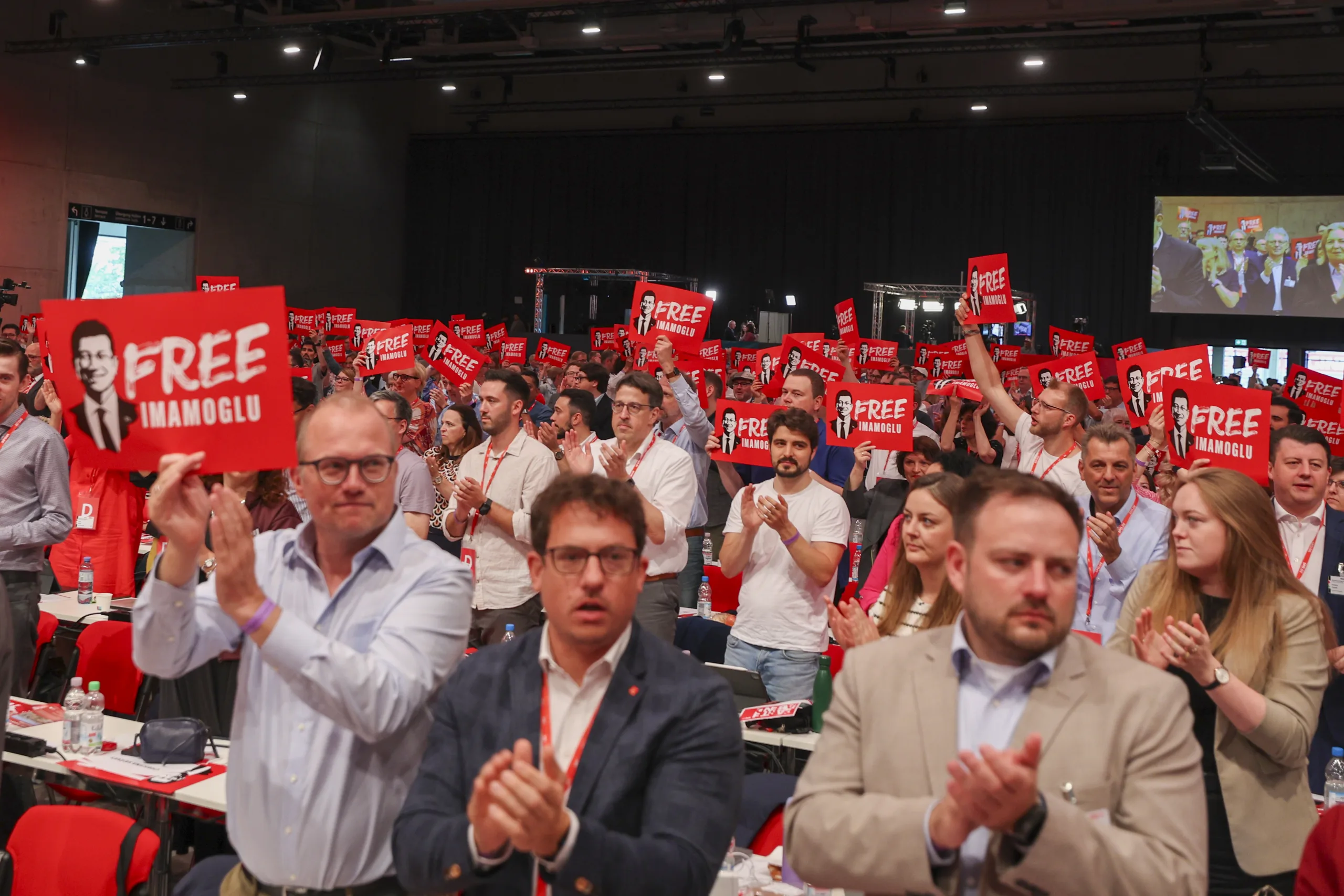 Özgür Özel'den SPD Kongresi'nde Sert Mesaj: “Demokrasiye En Ağır Saldırılardan Biri Yaşanıyor”