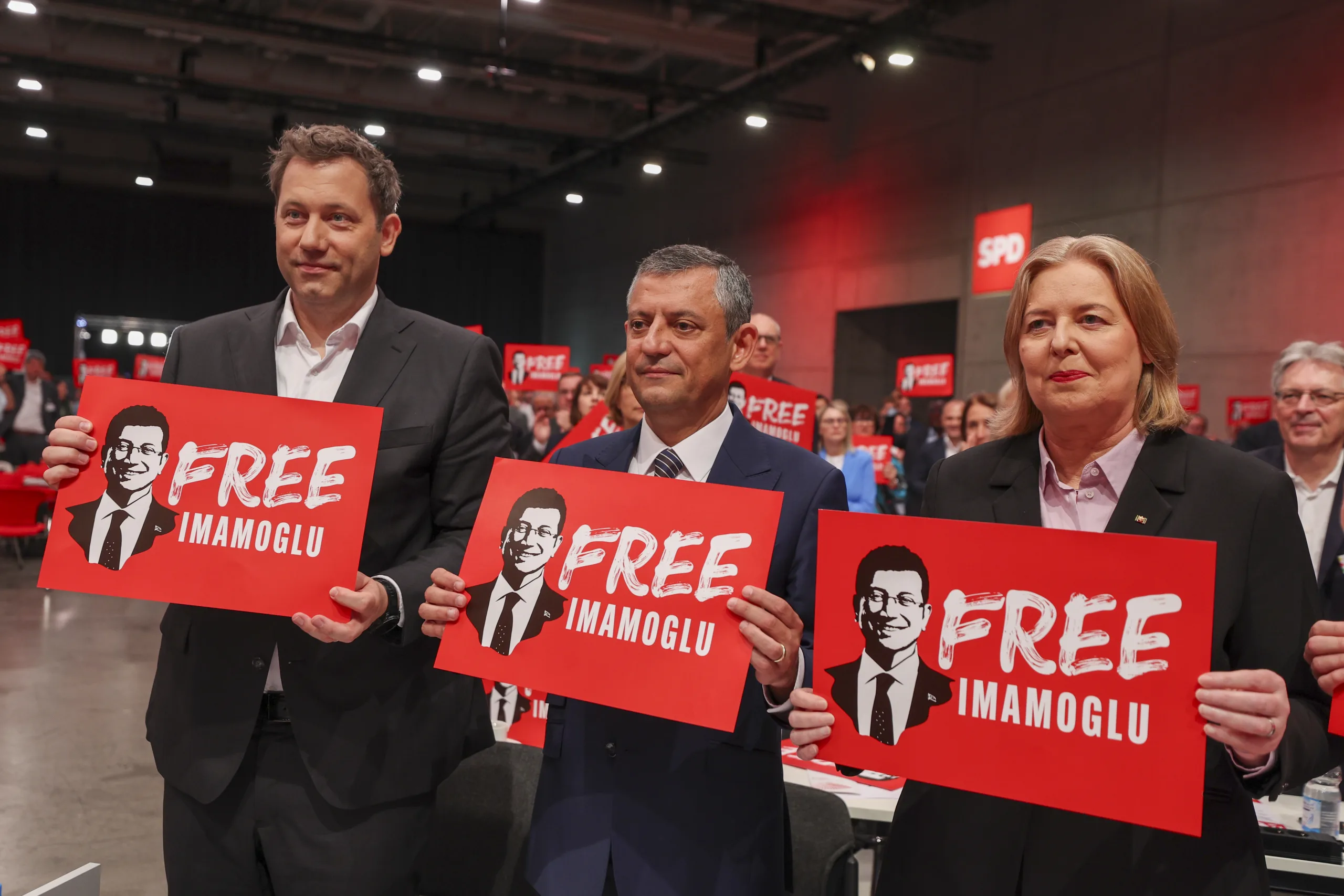 Özgür Özel'den SPD Kongresi'nde Sert Mesaj: “Demokrasiye En Ağır Saldırılardan Biri Yaşanıyor”