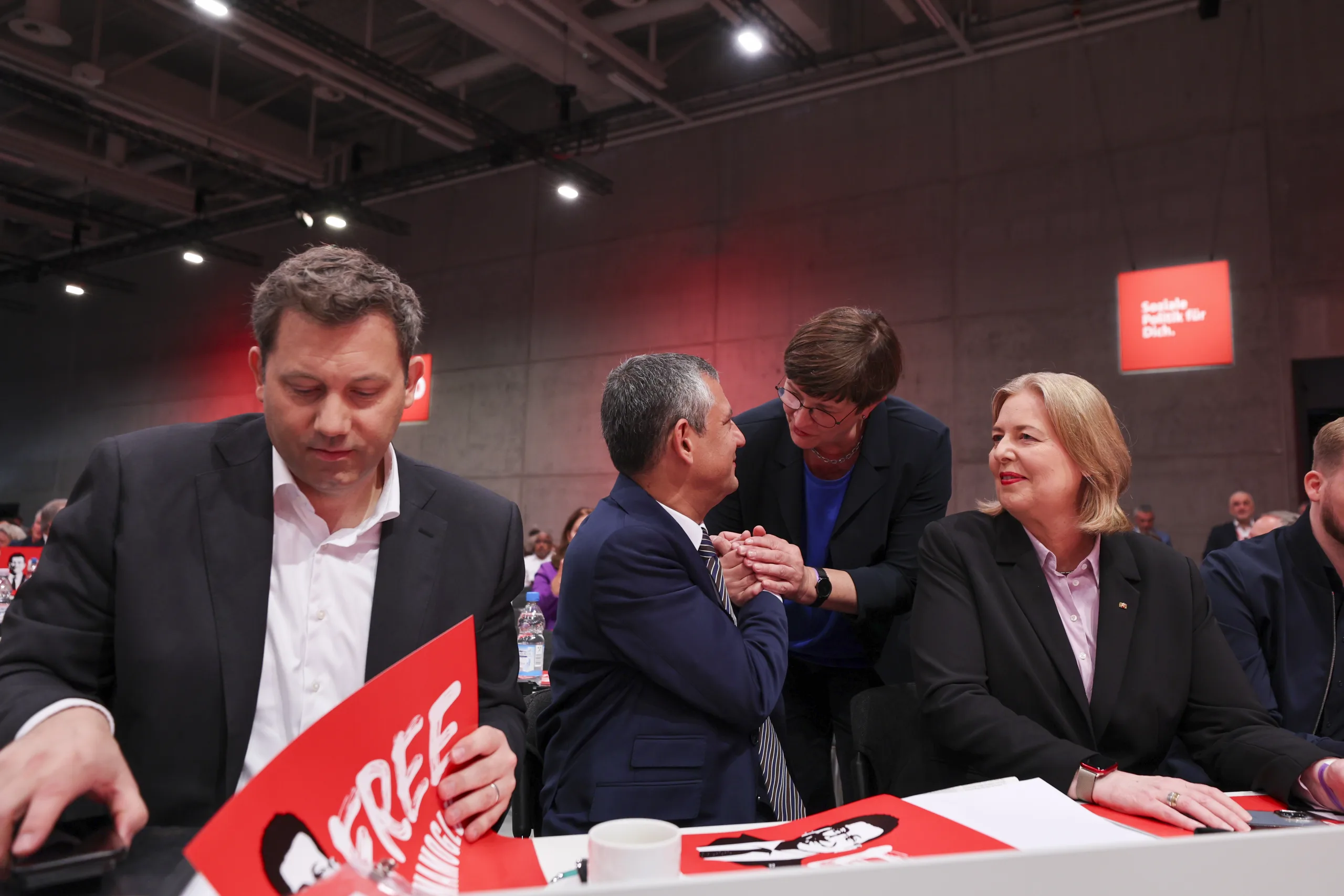 Özgür Özel'den SPD Kongresi'nde Sert Mesaj: “Demokrasiye En Ağır Saldırılardan Biri Yaşanıyor”