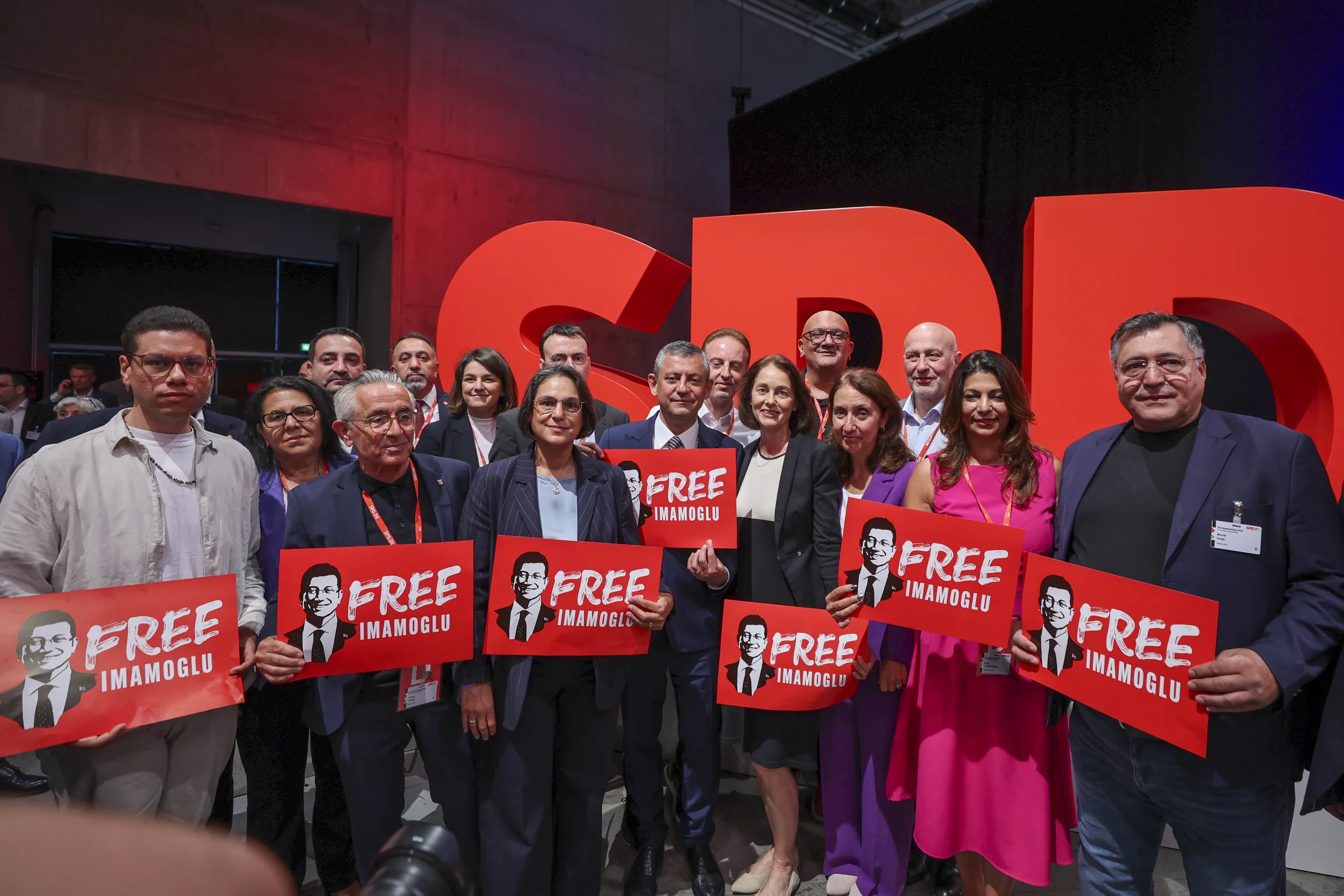 Özgür Özel'den SPD Kongresi'nde Sert Mesaj: “Demokrasiye En Ağır Saldırılardan Biri Yaşanıyor”