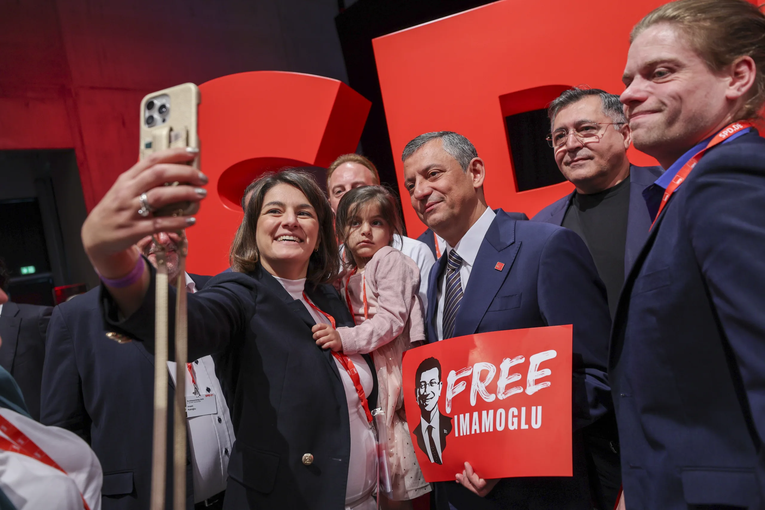 Özgür Özel'den SPD Kongresi'nde Sert Mesaj: “Demokrasiye En Ağır Saldırılardan Biri Yaşanıyor”