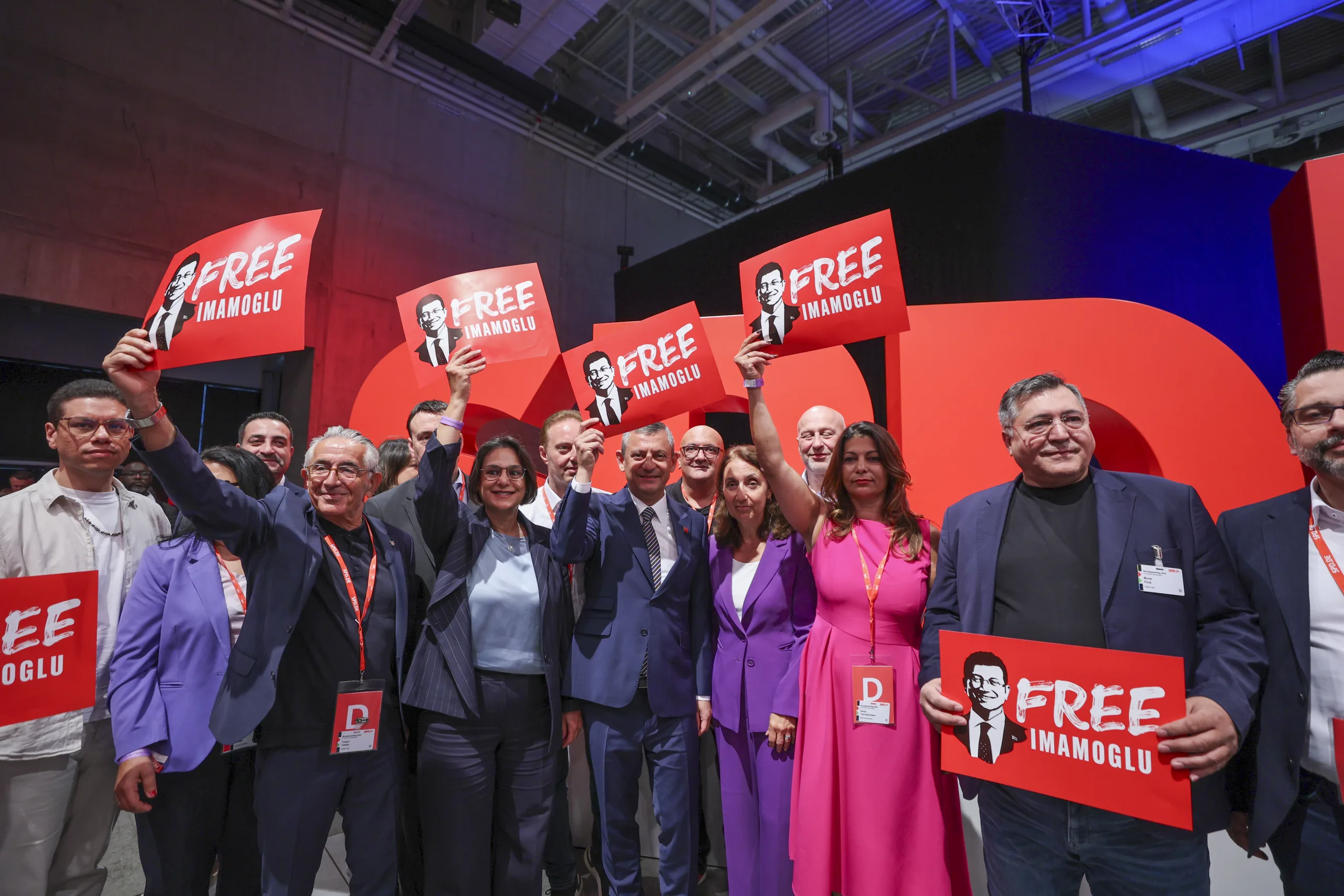 Özgür Özel'den SPD Kongresi'nde Sert Mesaj: “Demokrasiye En Ağır Saldırılardan Biri Yaşanıyor”